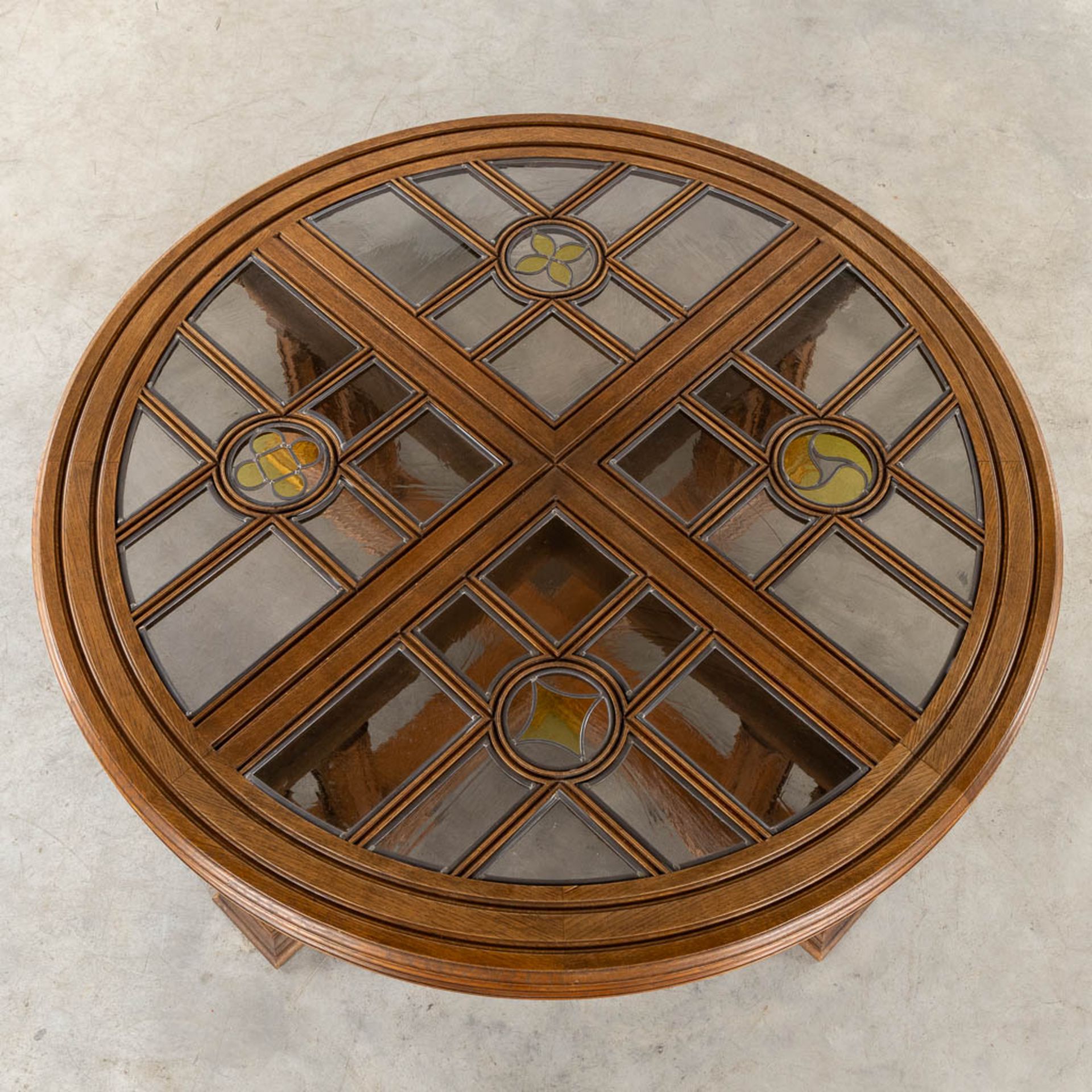 An exceptional Gothic Revival round table, inlaid with stained glass. Circa 1900. (H:78 x D:180 cm) - Image 6 of 11