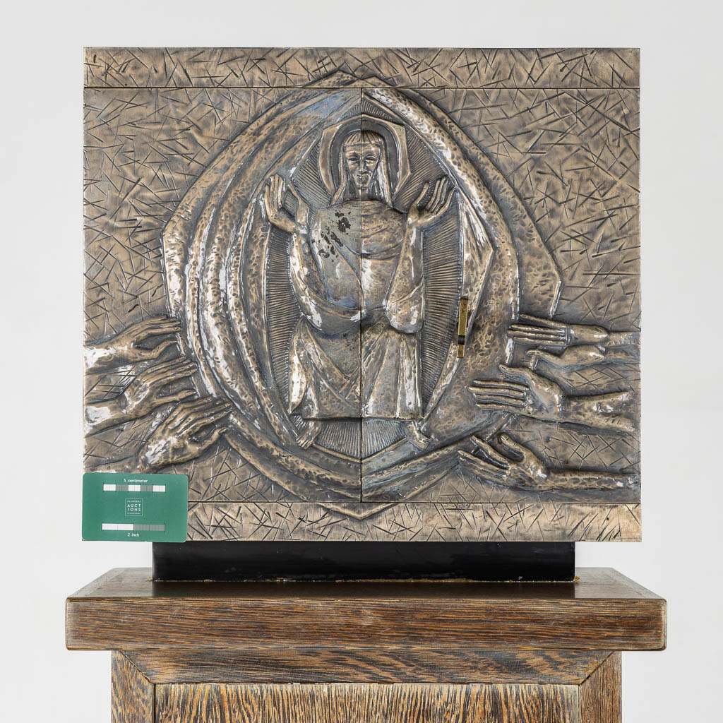 A modernist tabernacle, with a repousse image of Jesus Christ. (L:30 x W:45 x H:43,5 cm) - Image 2 of 10