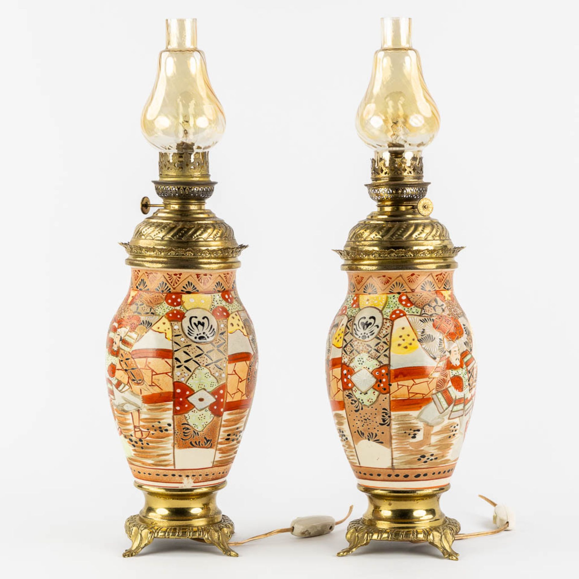 Two Japanese Kutani oil lamps, added two vases. (H:57 x D:15 cm) - Bild 6 aus 16