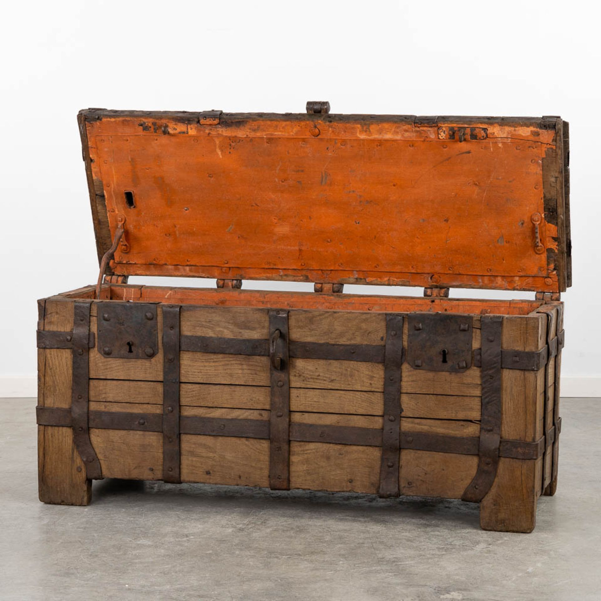 An antique 'Money Box' with metal hardware. 16th/17th C. (L:47 x W:126 x H:59 cm) - Bild 3 aus 13