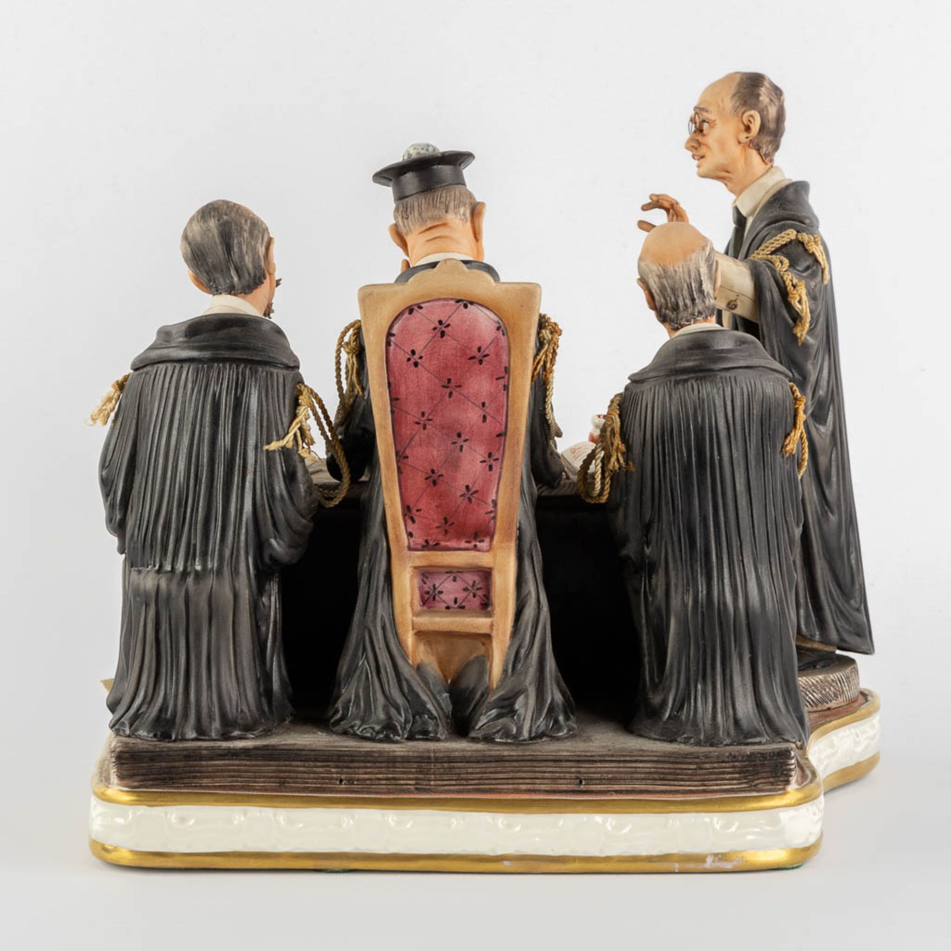 Capodimonte 'La Legge e Uguale Per Tutti' Courtroom, polychrome porcelain. (L:24 x W:30 x H:27 cm) - Bild 4 aus 15