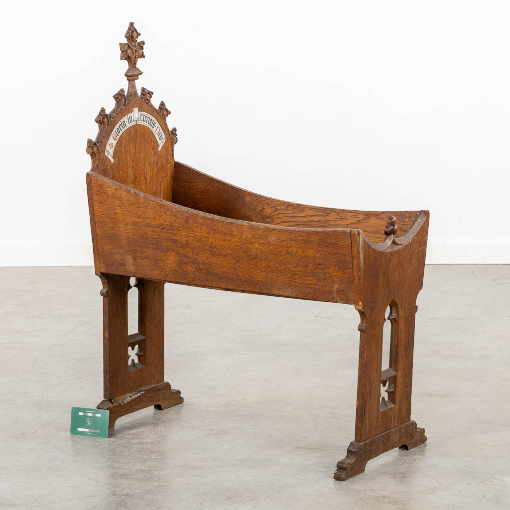 A small manger, sculptured wood, Gothic Revival. (L:29 x W:62 x H:81 cm) - Image 2 of 10