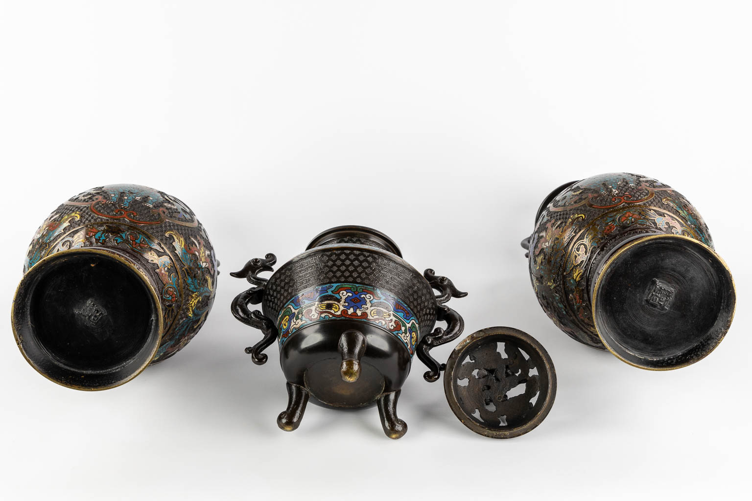 A pair of vases, added an insence burner, bronze with champslevé decor. Circa 1900. (H:45 x D:23 cm) - Image 7 of 15