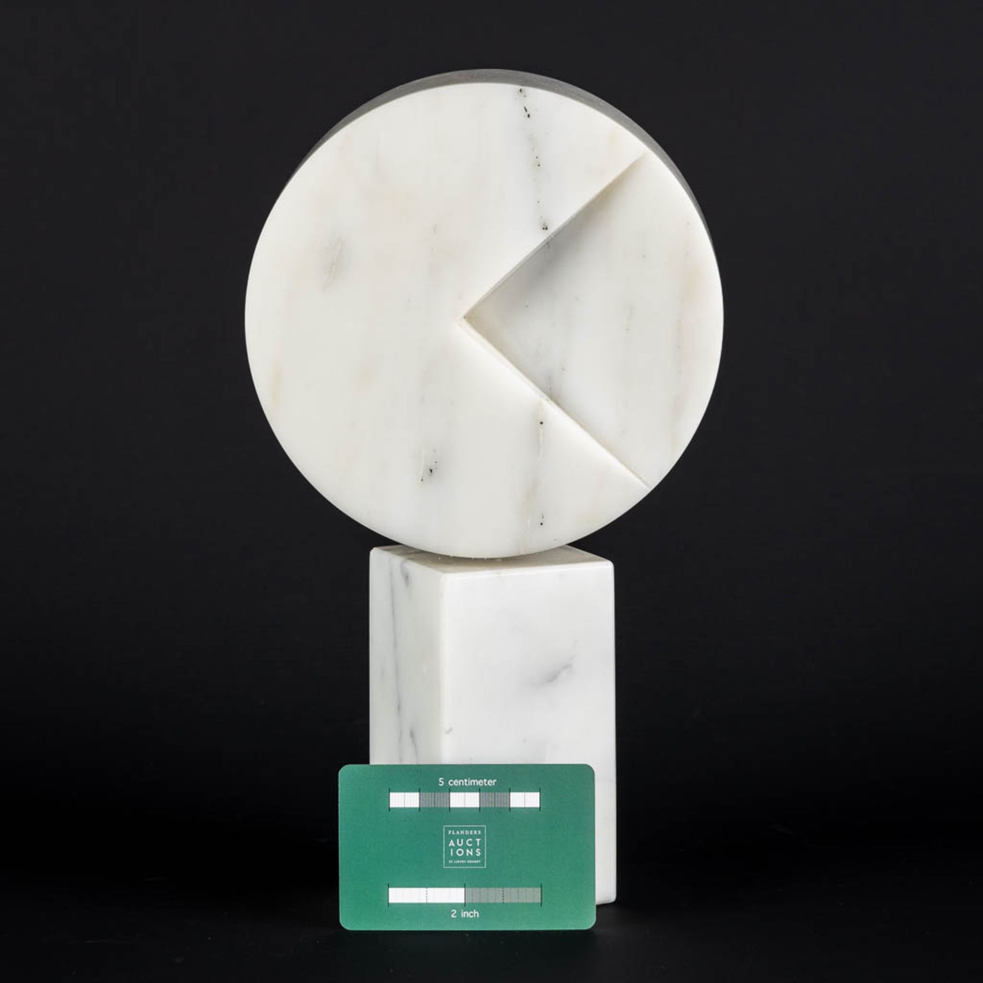 Hilde VAN SUMERE (1932-2013) 'Knipoog' Carrara marble. (L:7,5 x W:16 x H:28,5 cm) - Image 2 of 11