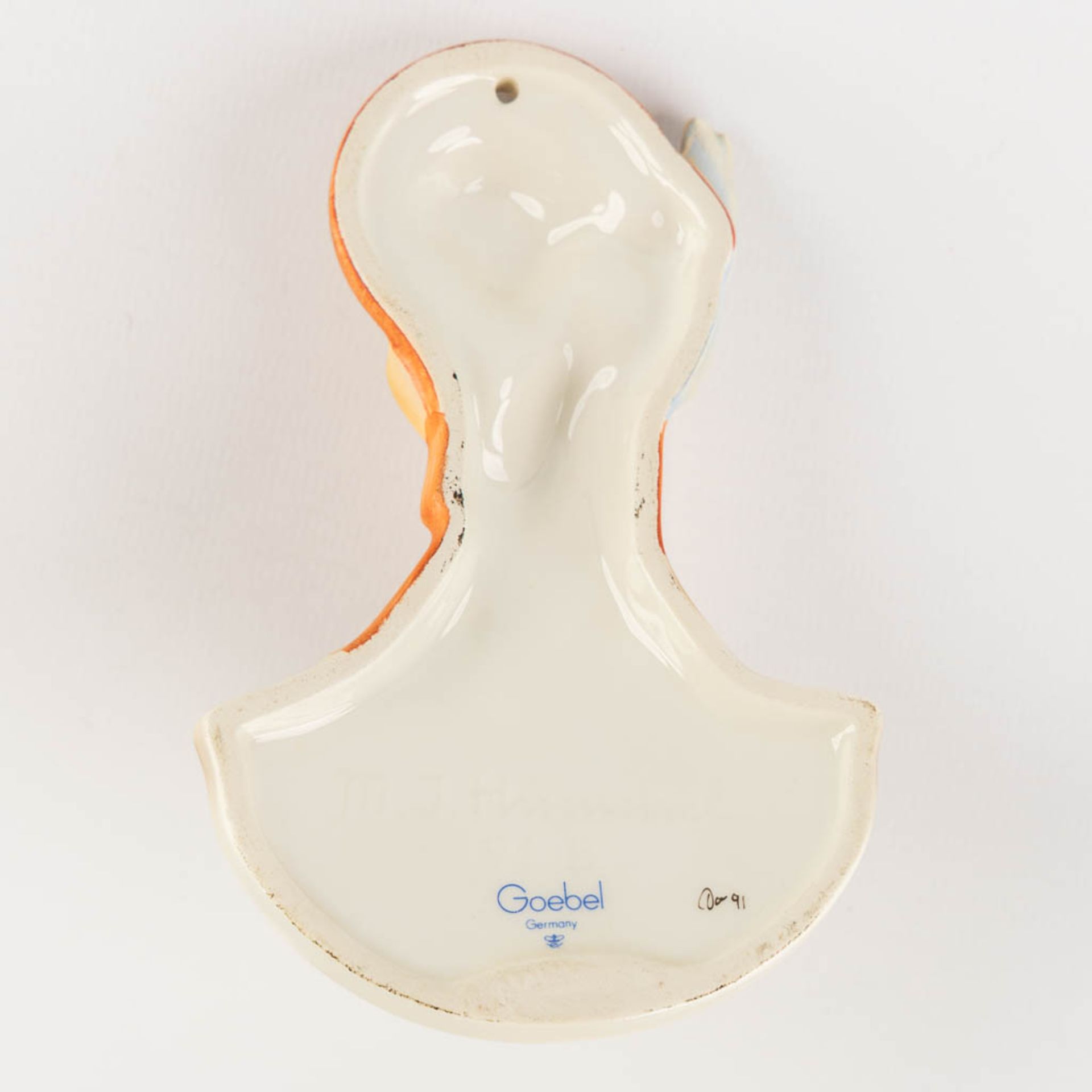 Hummel and Goebel, a collection of 15 pieces of polychrome porcelain. (D:27 cm) - Bild 14 aus 18