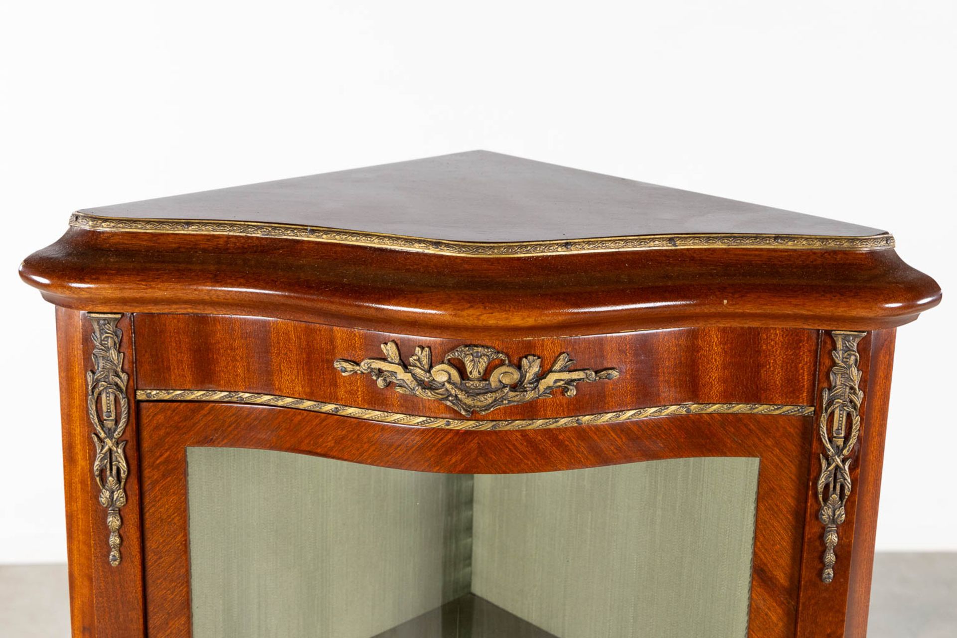 A corner cabinet and console table, marquetry mounted with bronze. 20th C. (L:34 x W:54 x H:150 cm) - Bild 9 aus 10