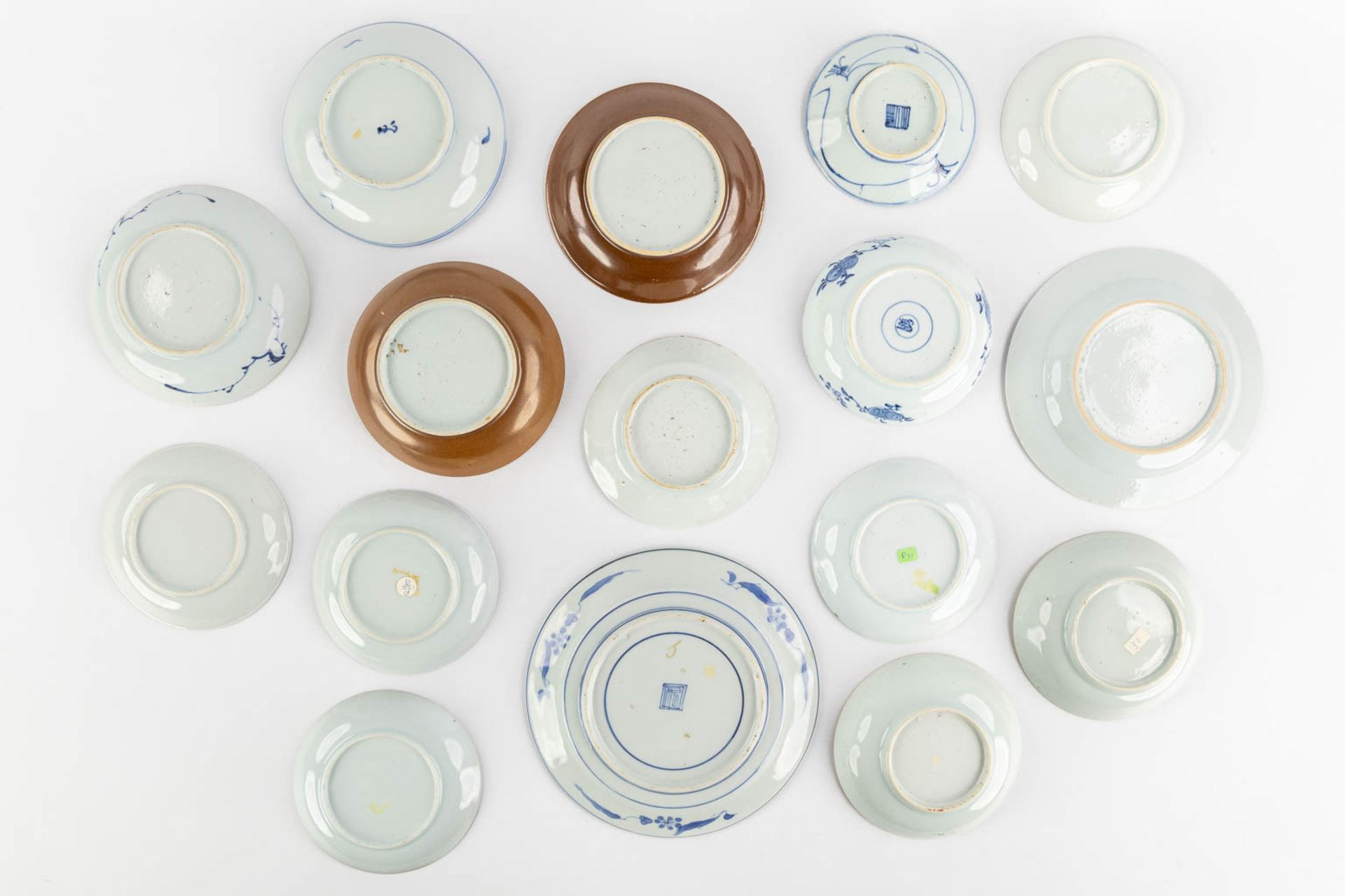 Sixteen Chinese blue-white and capucine plates, Kangxi and Yongzheng period. (D:18,6 cm) - Bild 7 aus 7