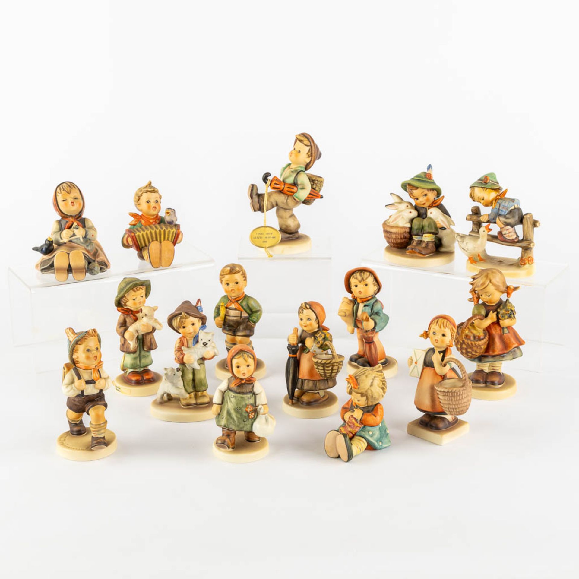 Hummel, 15 figurines, polychrome porcelain. (H:12,5 cm)