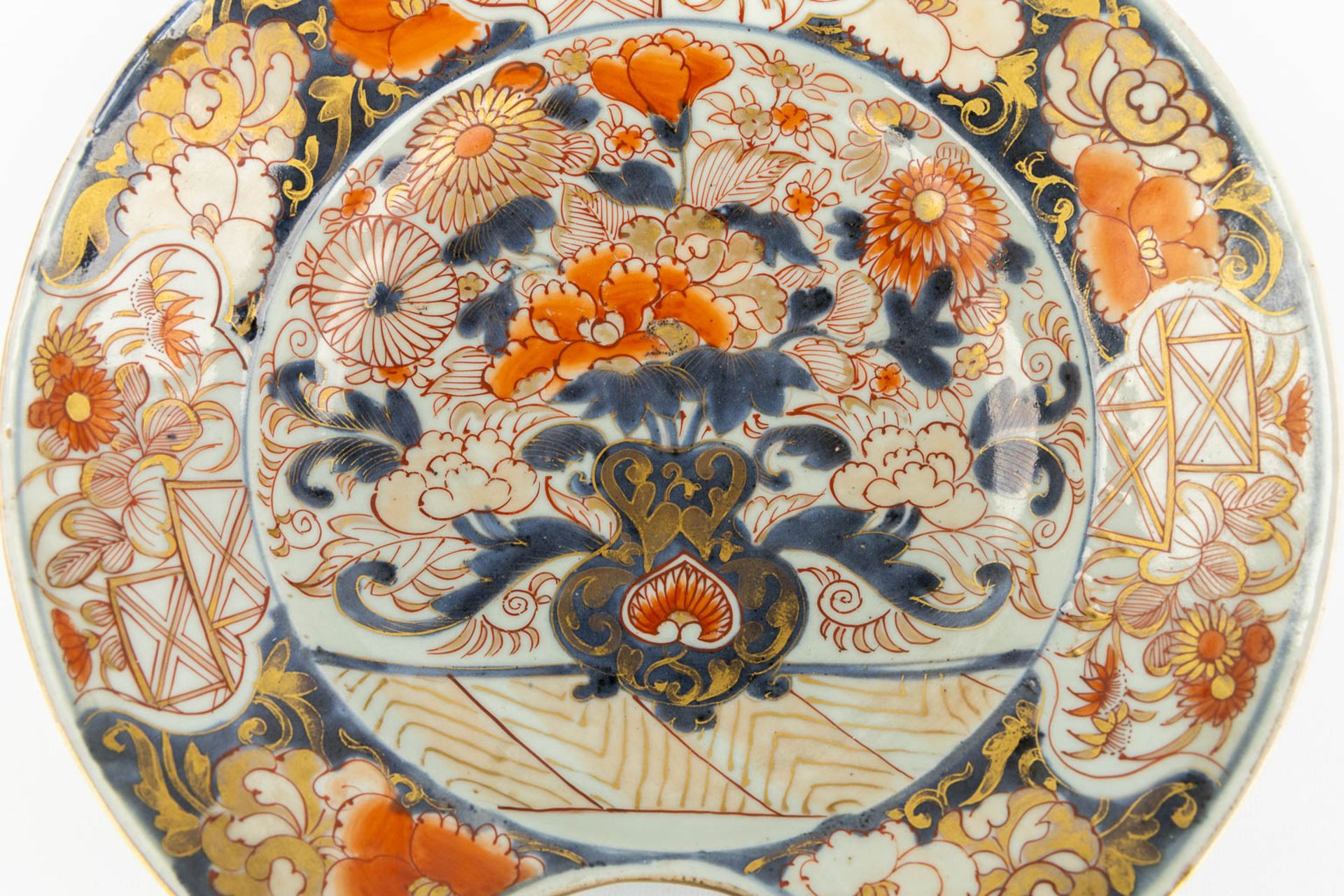 A Japanese Imari 'Shaving Bowl' 18th/19th C. (H:6,5 x D:26,5 cm) - Image 5 of 9