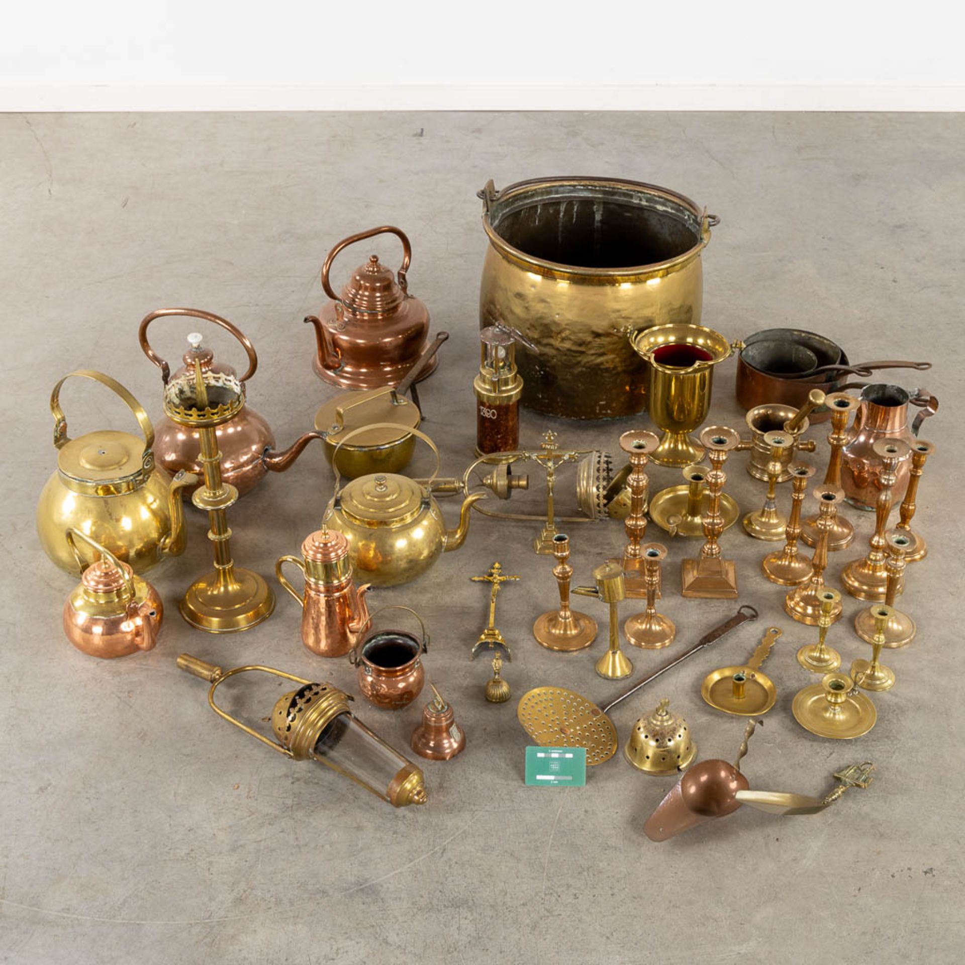 A large collection of antique copper items. (H:37 x D:46 cm) - Image 2 of 8