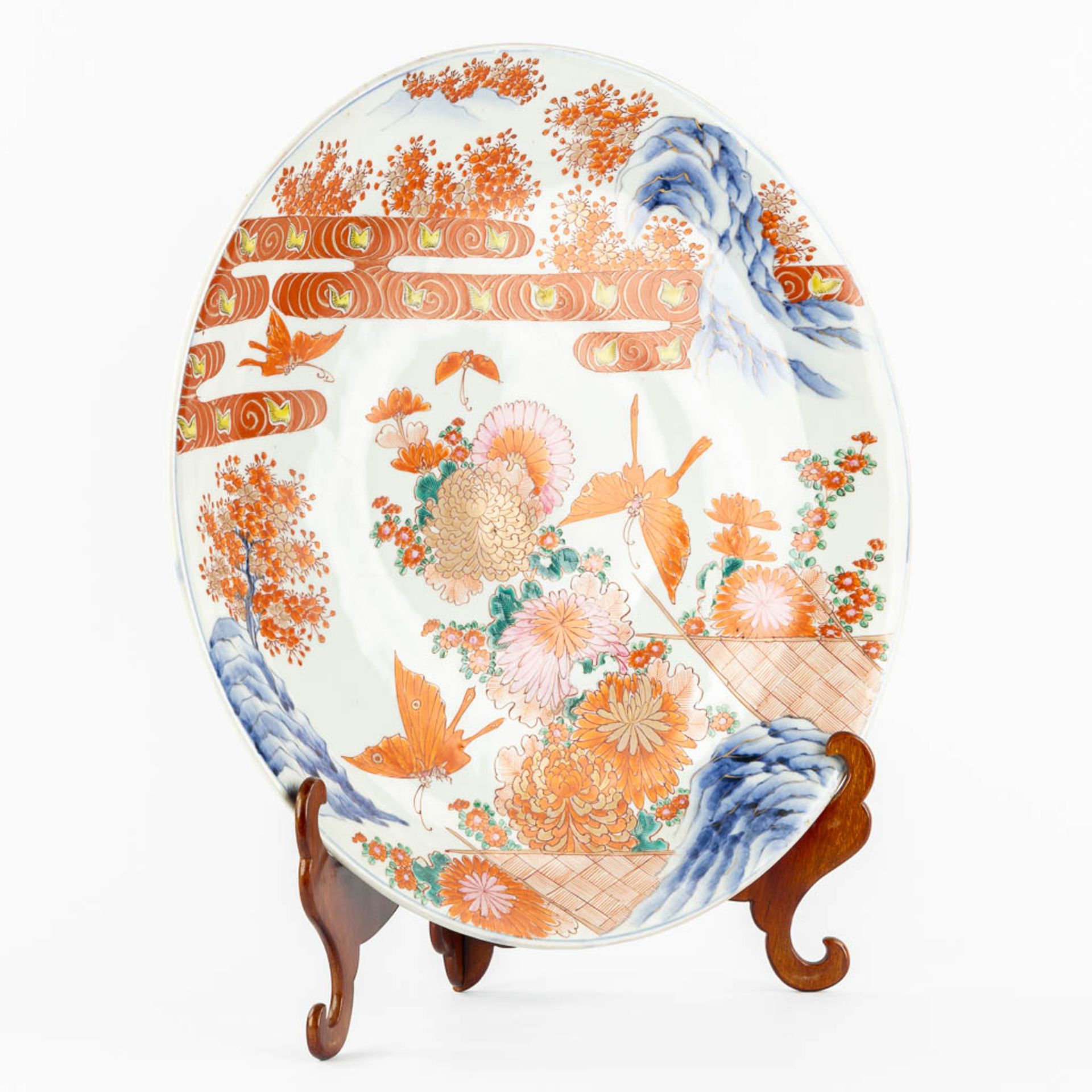 A large Japanese Imari bowl, decorated with butterflies and flowers. 19th C. (D:47 cm) - Image 3 of 11