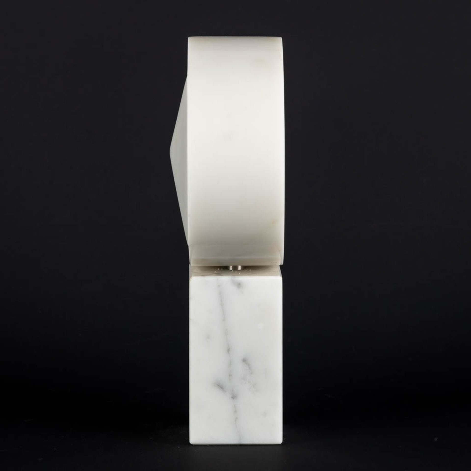 Hilde VAN SUMERE (1932-2013) 'Knipoog' Carrara marble. (L:7,5 x W:16 x H:28,5 cm) - Image 6 of 11