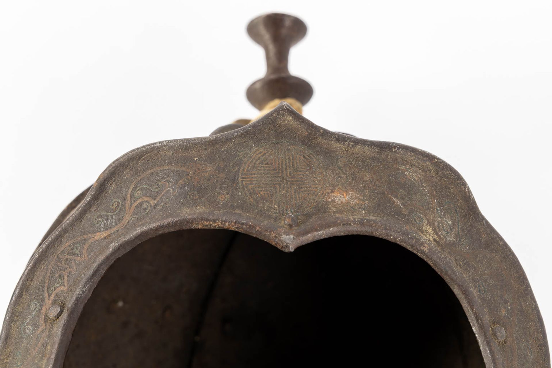 A Tibetan military helmet, iron and leather. 18th/19th C. (L:20 x W:24 x H:42 cm) - Image 11 of 11