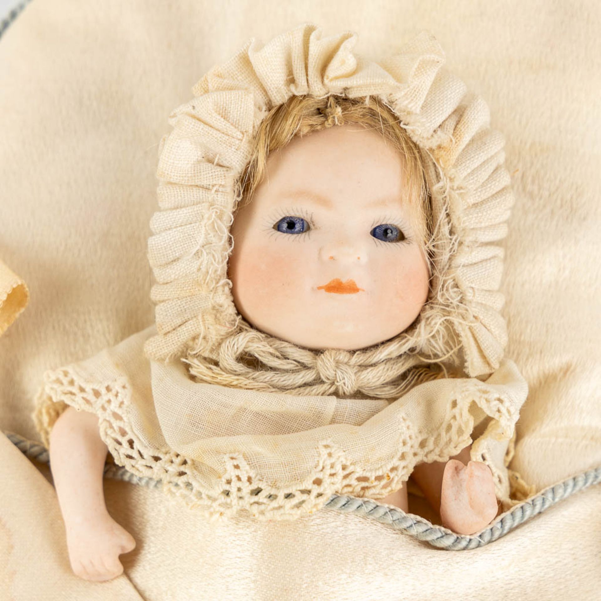 An antique doll in a crescent moon-shaped sleeping bag. Putnam 1922. (W:23 x H:26 cm) - Bild 3 aus 13