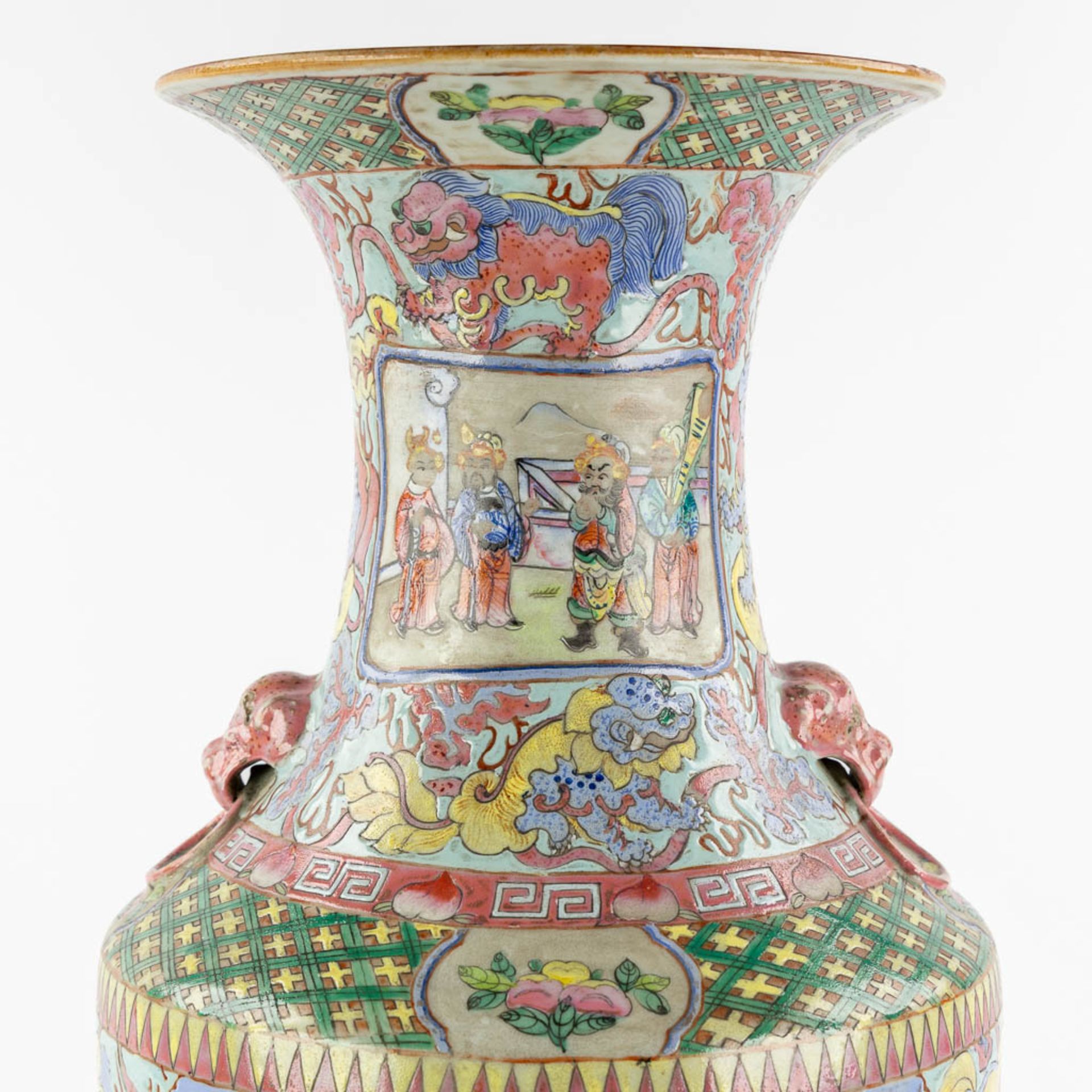 A Chinese vase, Famille Rose decorated with warriors. (H:58 x D:24 cm) - Bild 9 aus 14
