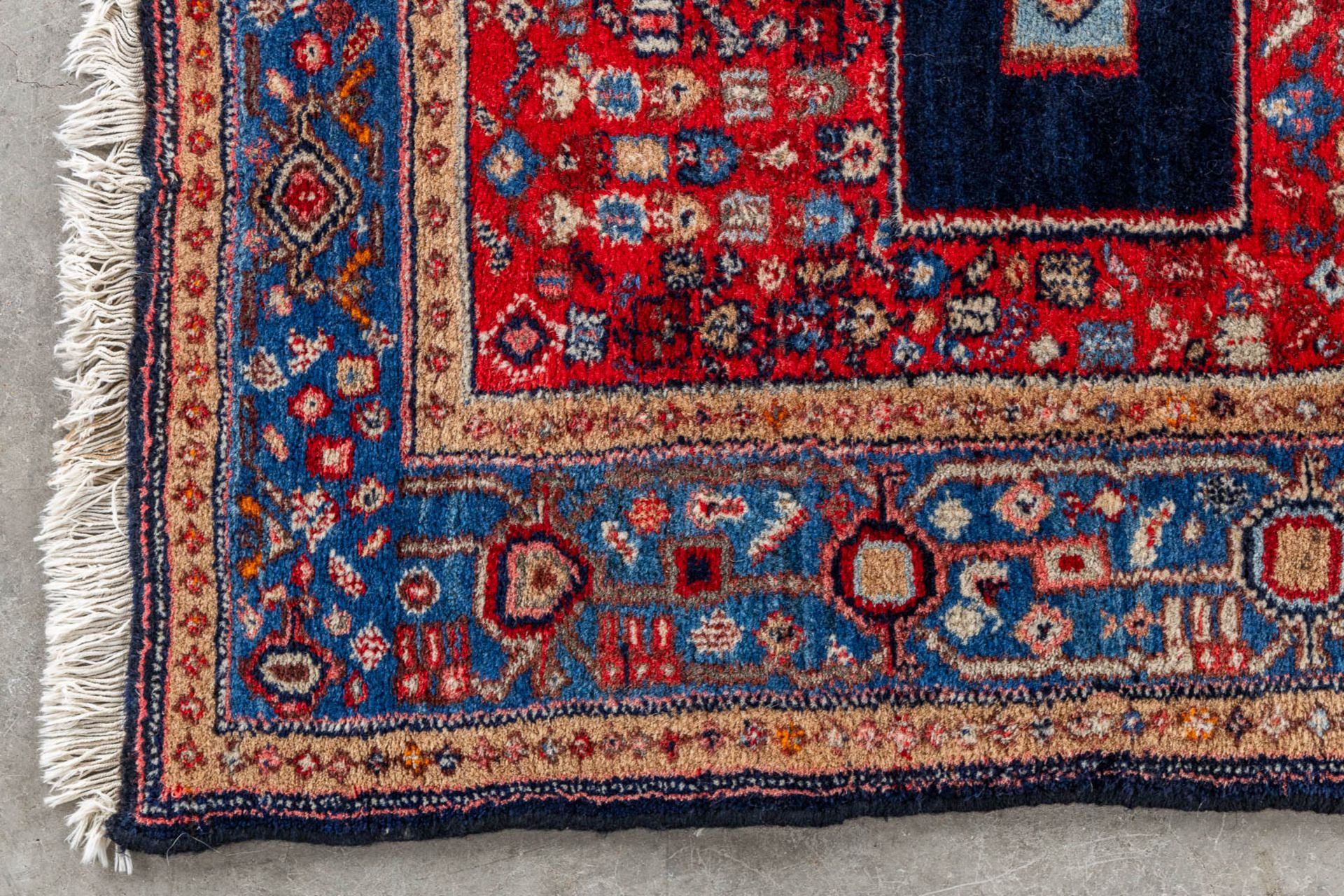 An Oriental hand-made carpet, Senneh, Iran. (L:157 x W:126 cm) - Bild 7 aus 9