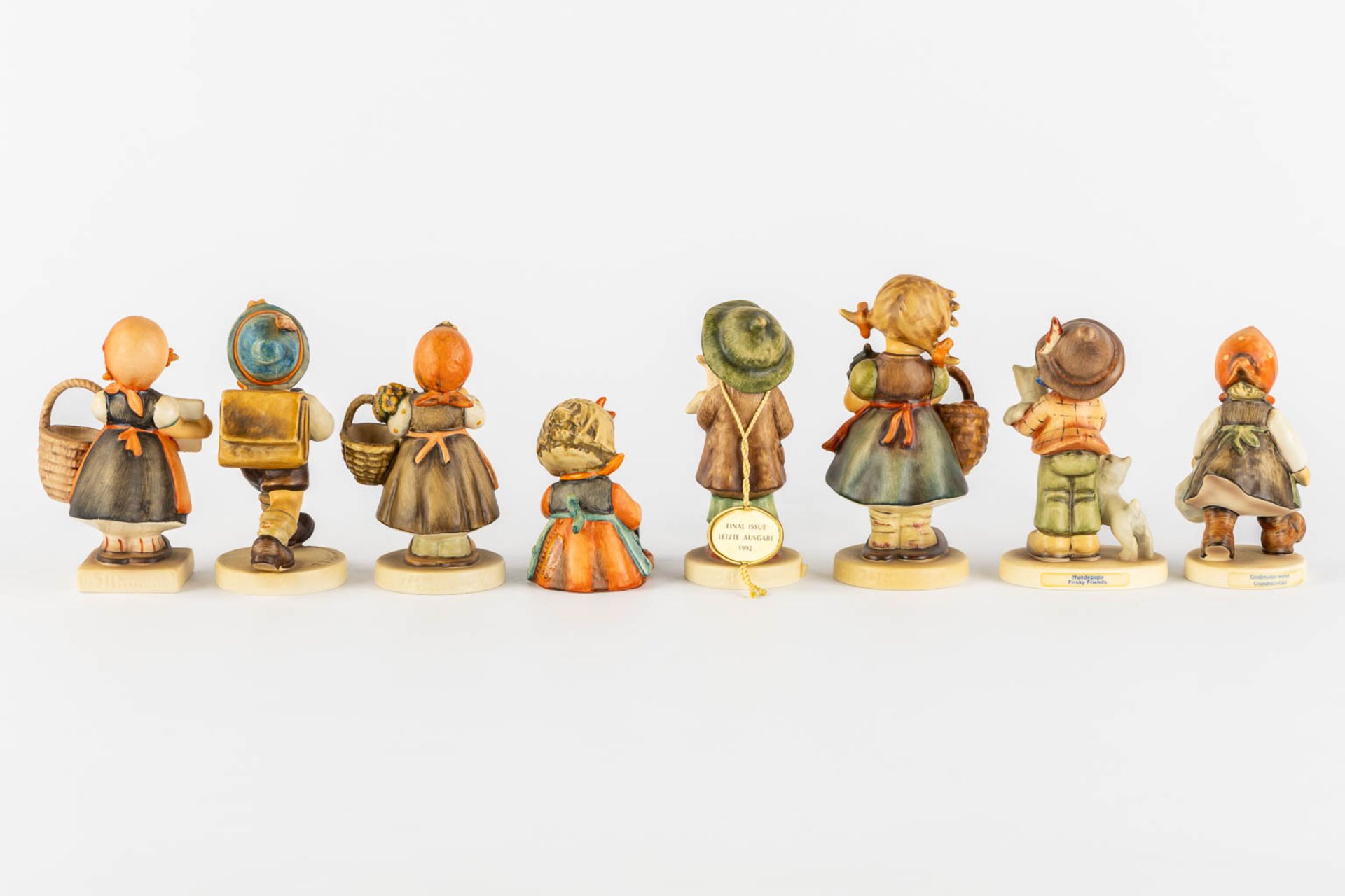 Hummel, 15 figurines, polychrome porcelain. (H:12,5 cm) - Image 7 of 8