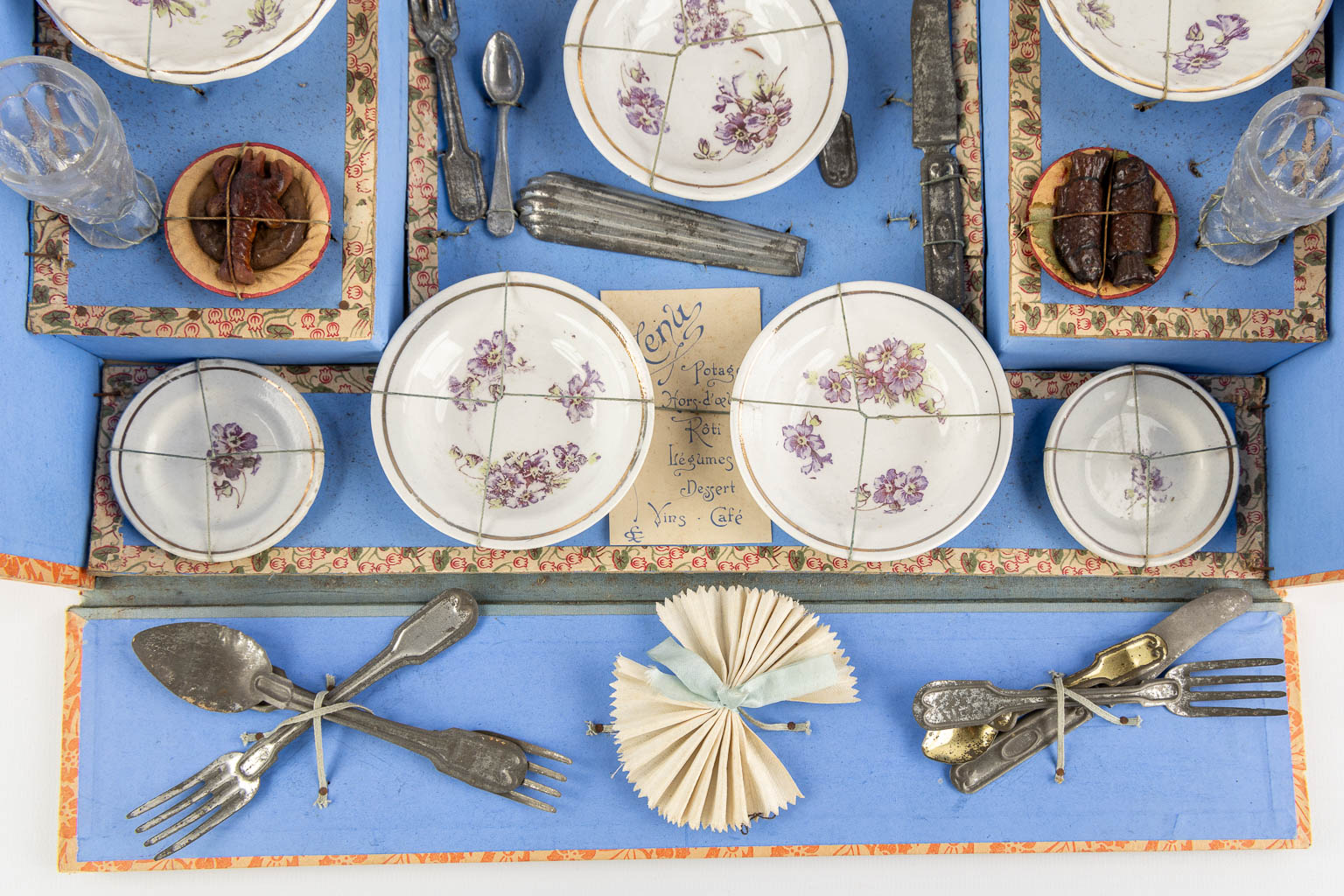 A children's porcelain service and flatware, 'Dinette', in the original box. (L:28 x W:36 x H:12 cm) - Image 7 of 10