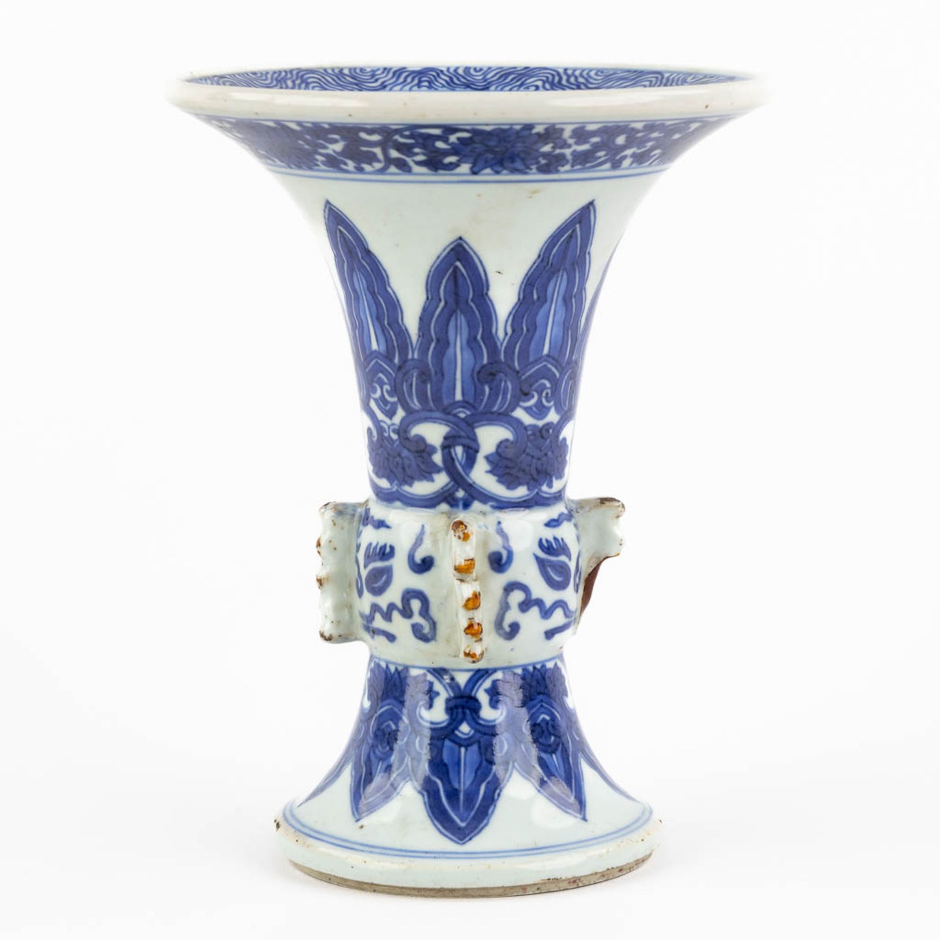A Chinese Beaker vase, blue-white, Kangxi or Yongzheng period. (H:20 x D:15,5 cm) - Bild 6 aus 11