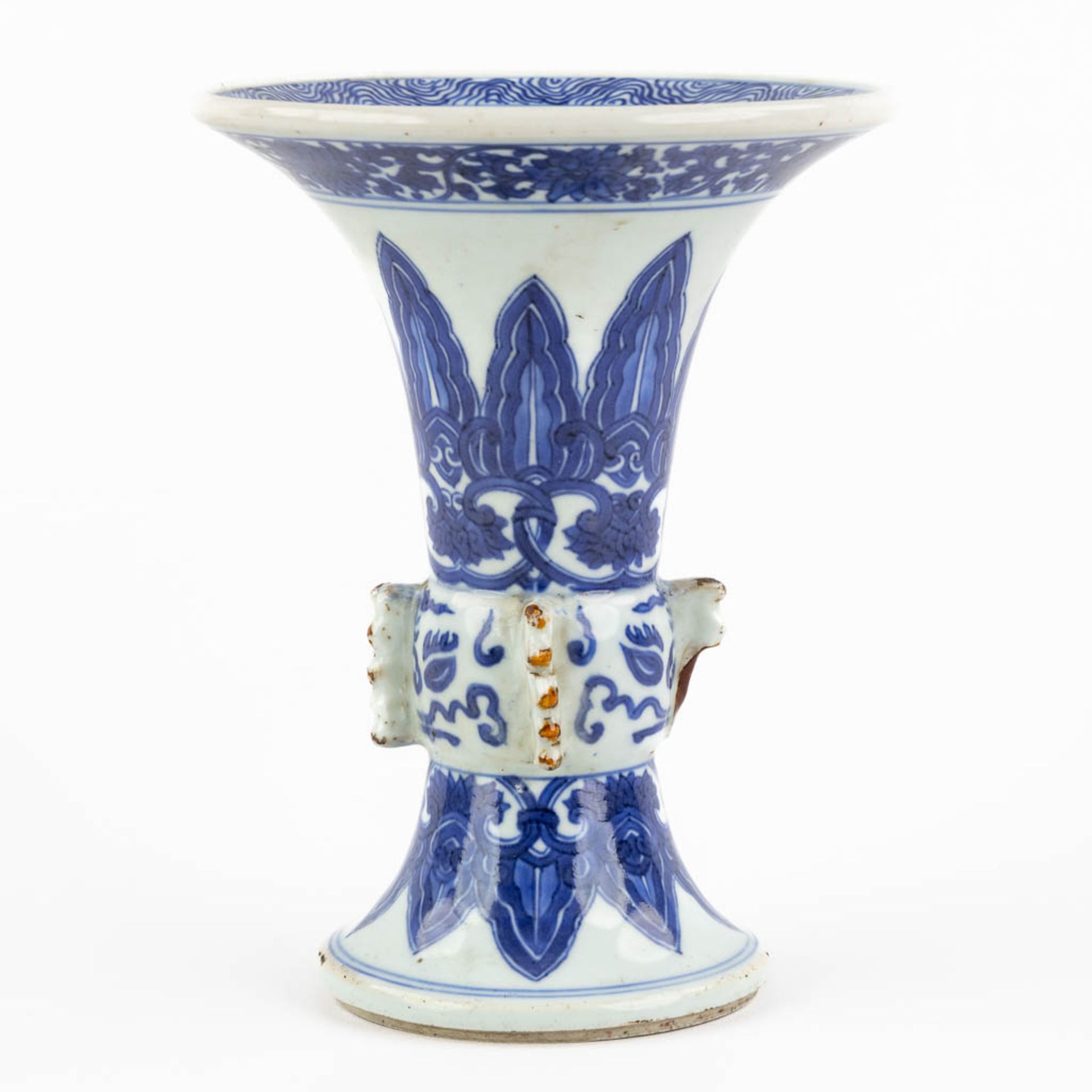 A Chinese Beaker vase, blue-white, Kangxi or Yongzheng period. (H:20 x D:15,5 cm) - Image 6 of 11