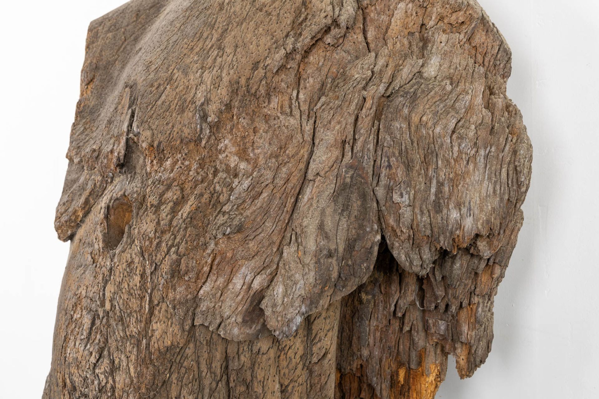The antique remains of a wood sculptured angel or saint, 16th/17th C. (L:38 x W:63 x H:147 cm) - Bild 6 aus 10