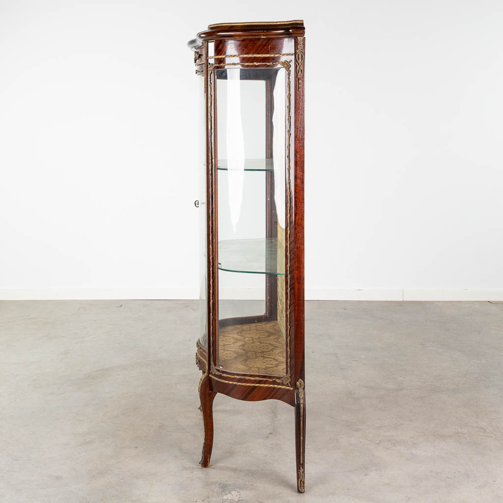 A vintage display cabinet, curved glass mounted with bronze in Louis XV style. (L:35 x W:80 x H:140 - Image 7 of 16