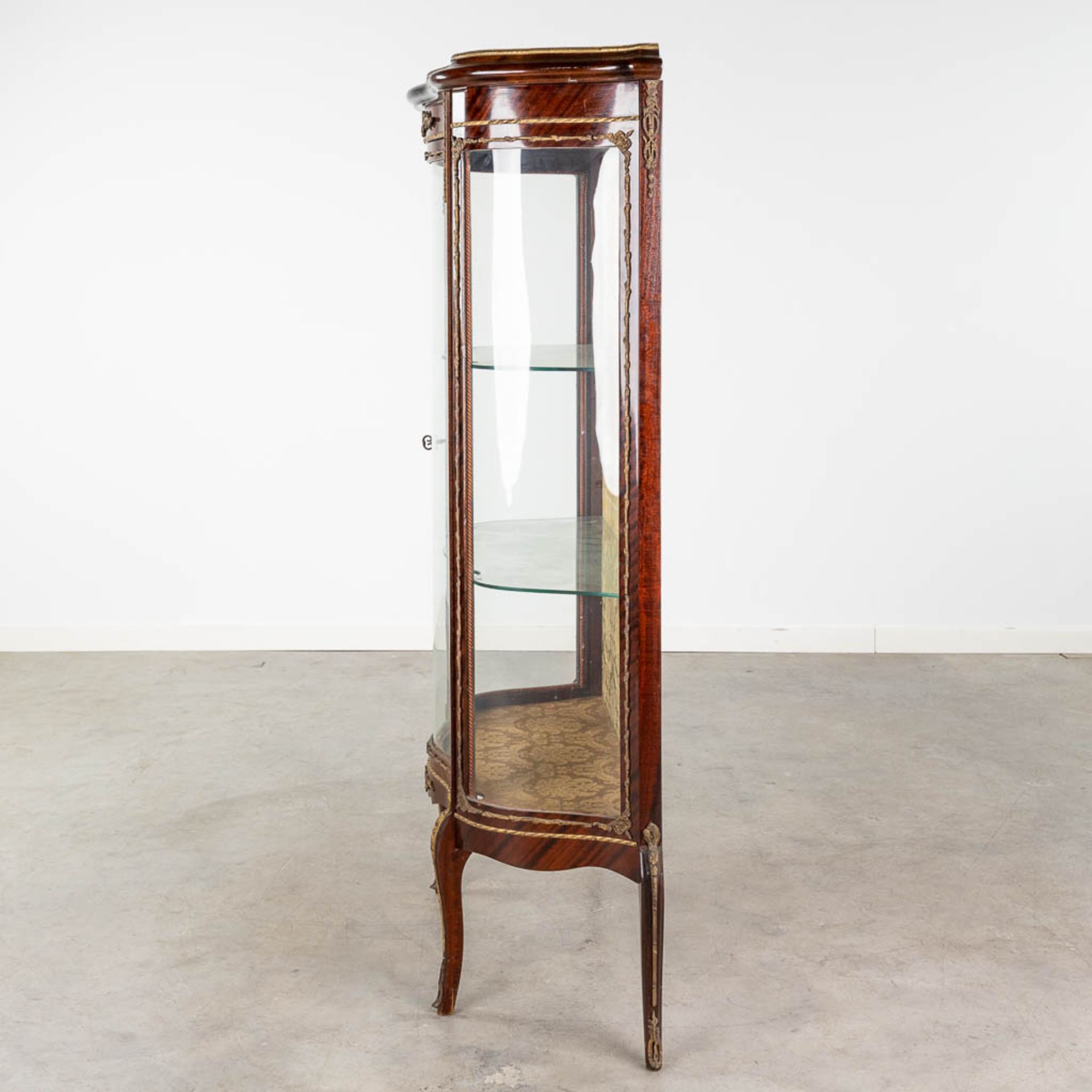 A vintage display cabinet, curved glass mounted with bronze in Louis XV style. (L:35 x W:80 x H:140 - Image 7 of 16