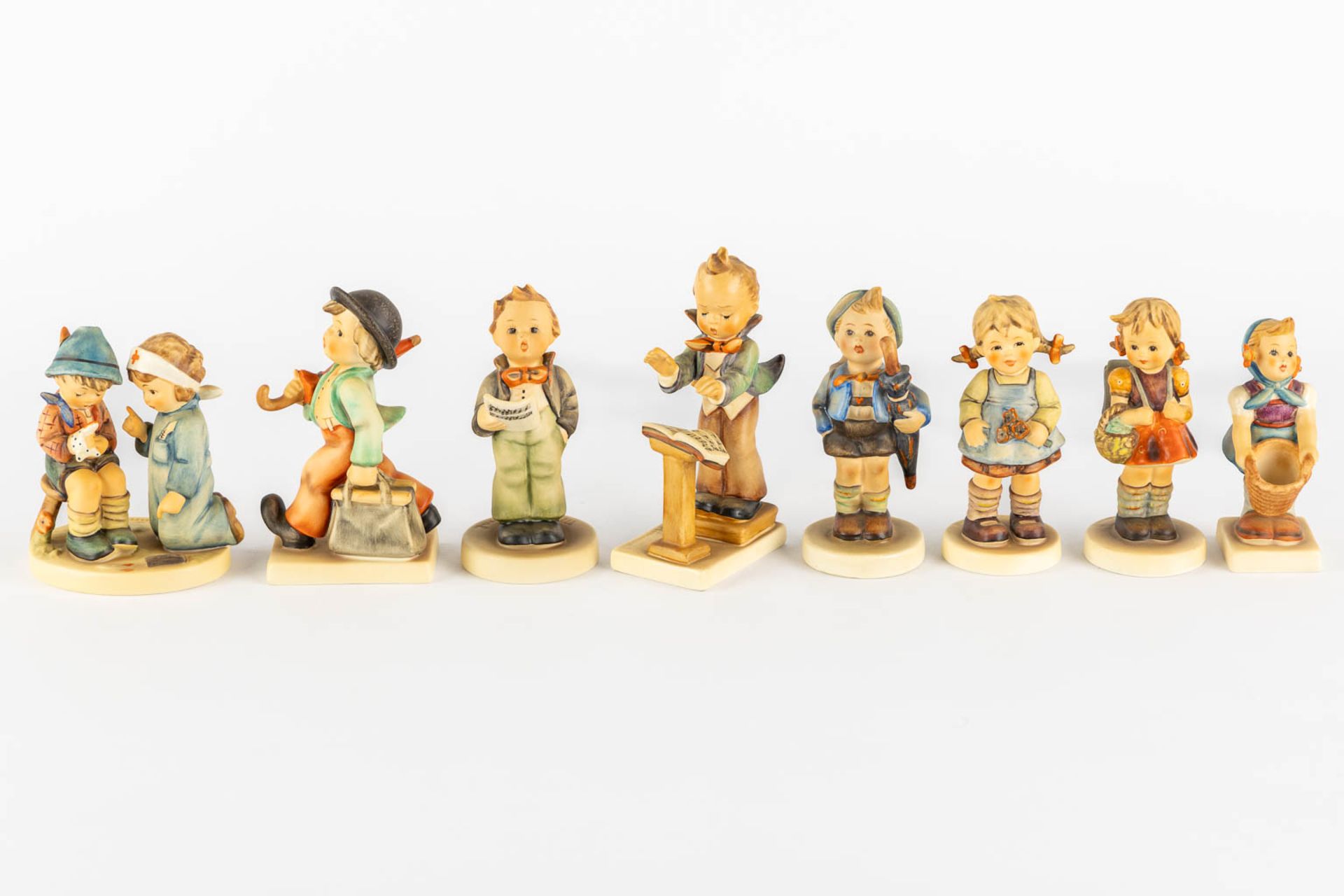 Hummel, 15 figurines, polychrome porcelain. (H:13,5 cm) - Image 6 of 9