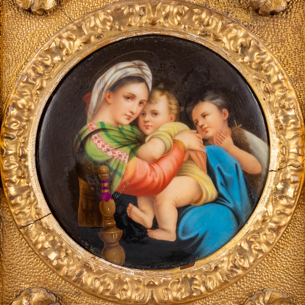 After Rafaël 'Madonna Della Seggiola' hand-painted porcelain. Circa 1900. (D:15,5 cm) - Image 3 of 10