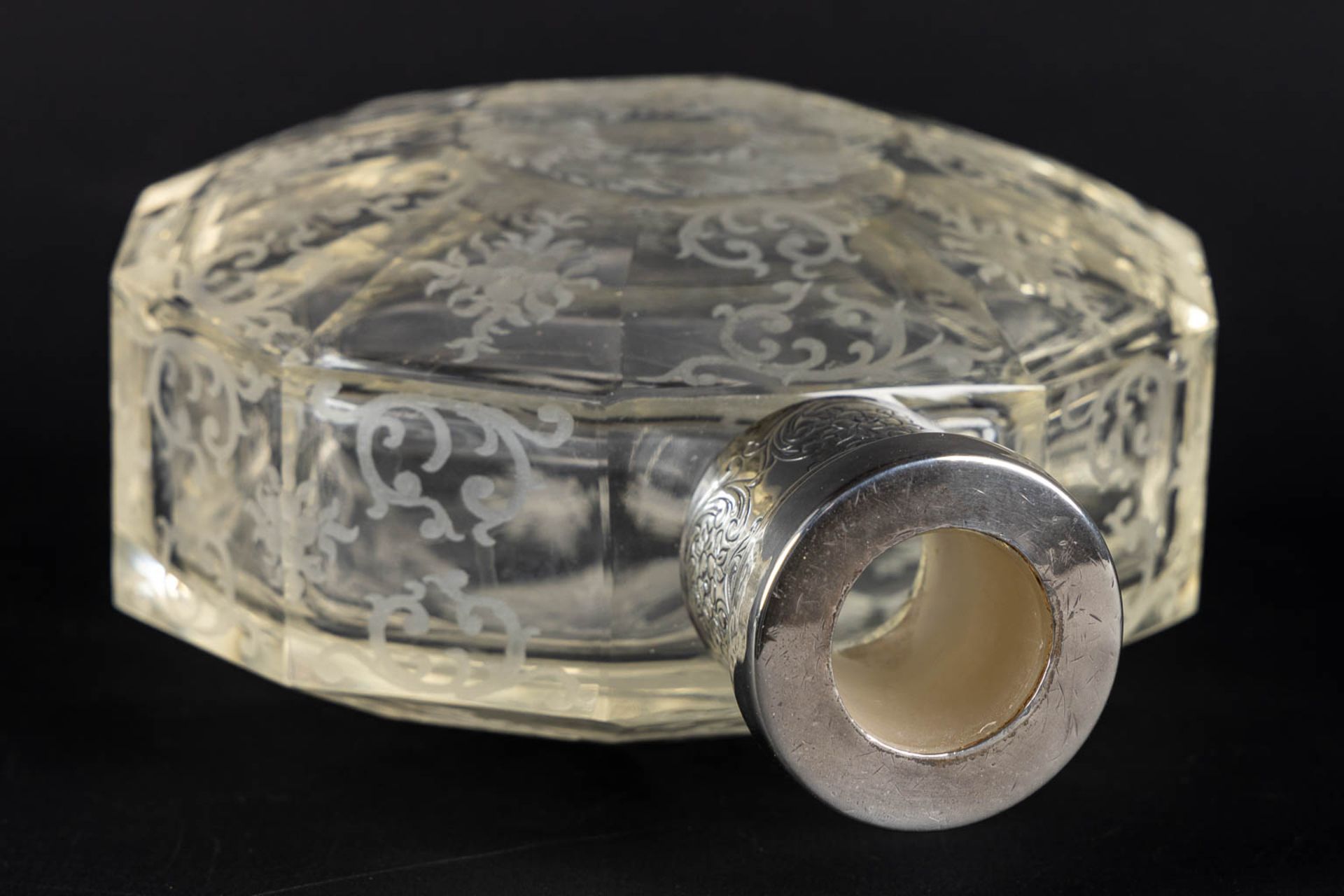 A perfume bottle, etched and mounted with a silver collar, glass. 19th C. (L:8 x W:17 x H:26,5 cm) - Bild 10 aus 11