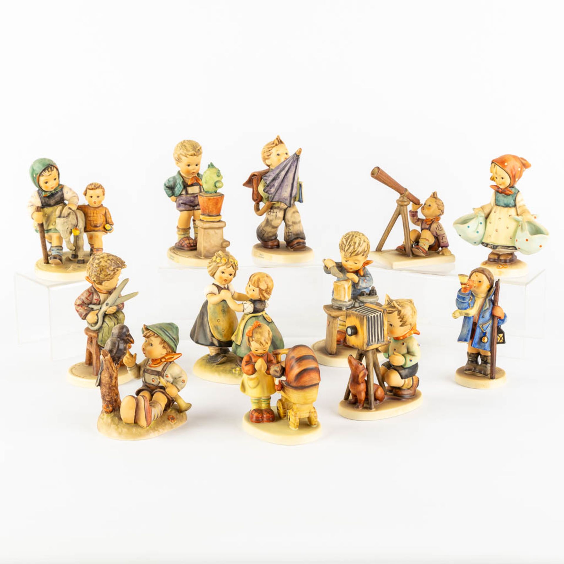 Hummel, 12 figurines, polychrome porcelain. (H:15,5 cm)