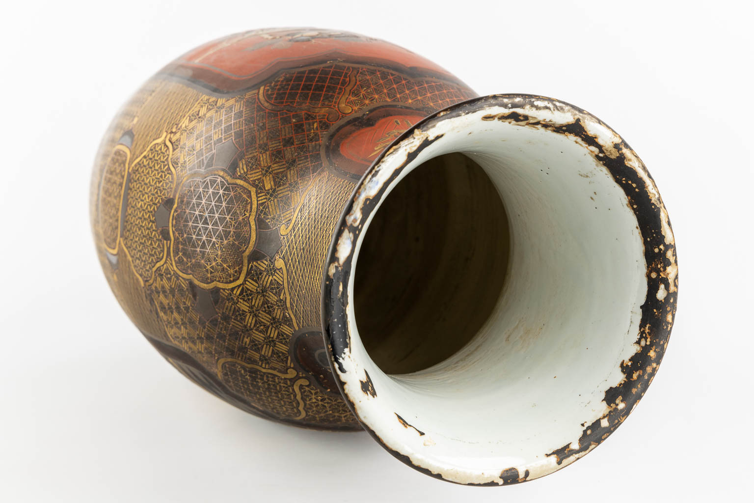 A Japanese porcelain vase, finished with red and gold lacquer. Meij period. (H:61 x D:27 cm) - Image 9 of 14