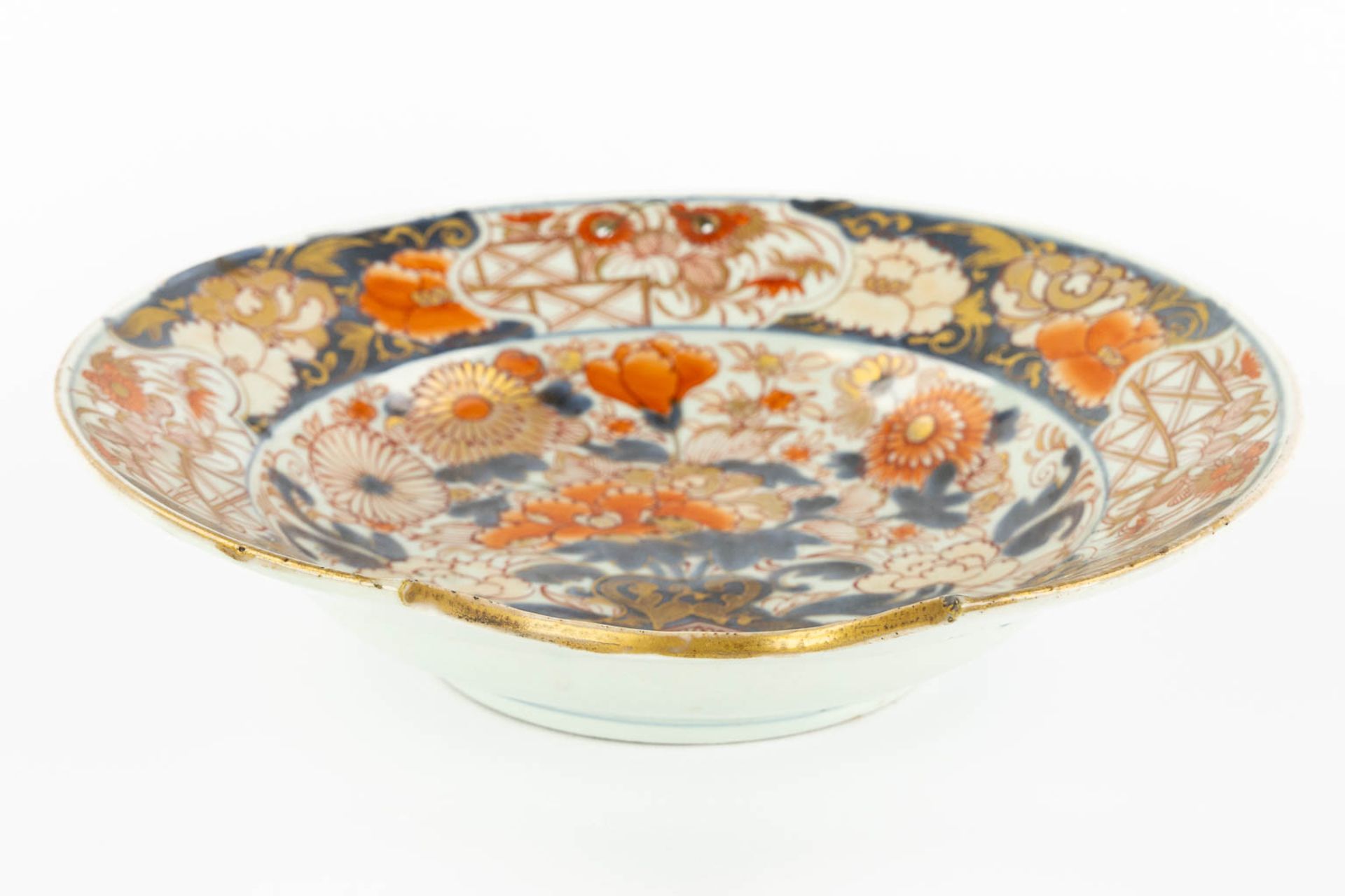 A Japanese Imari 'Shaving Bowl' 18th/19th C. (H:6,5 x D:26,5 cm) - Image 3 of 9