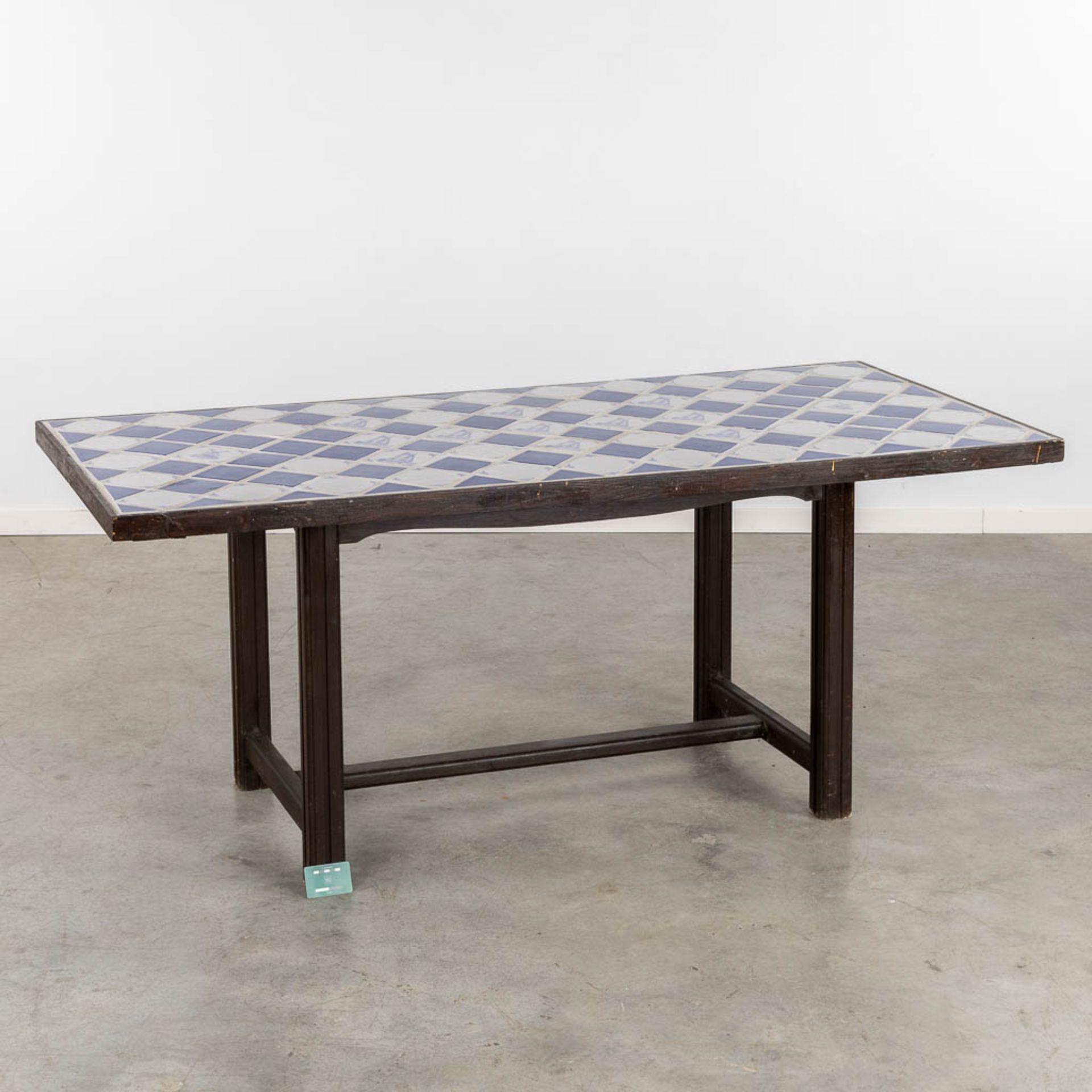 A Spanish table, finished with white and blue tiles. (L:85 x W:184 x H:76 cm) - Bild 2 aus 11