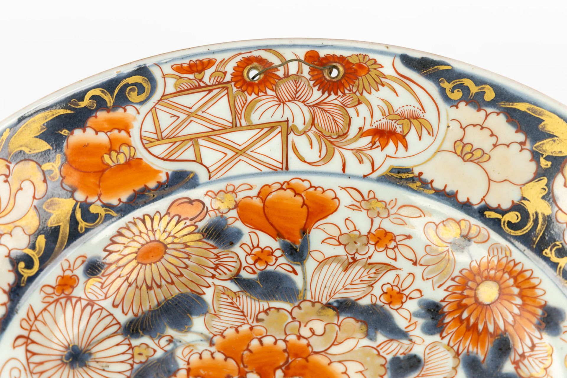 A Japanese Imari 'Shaving Bowl' 18th/19th C. (H:6,5 x D:26,5 cm) - Image 4 of 9