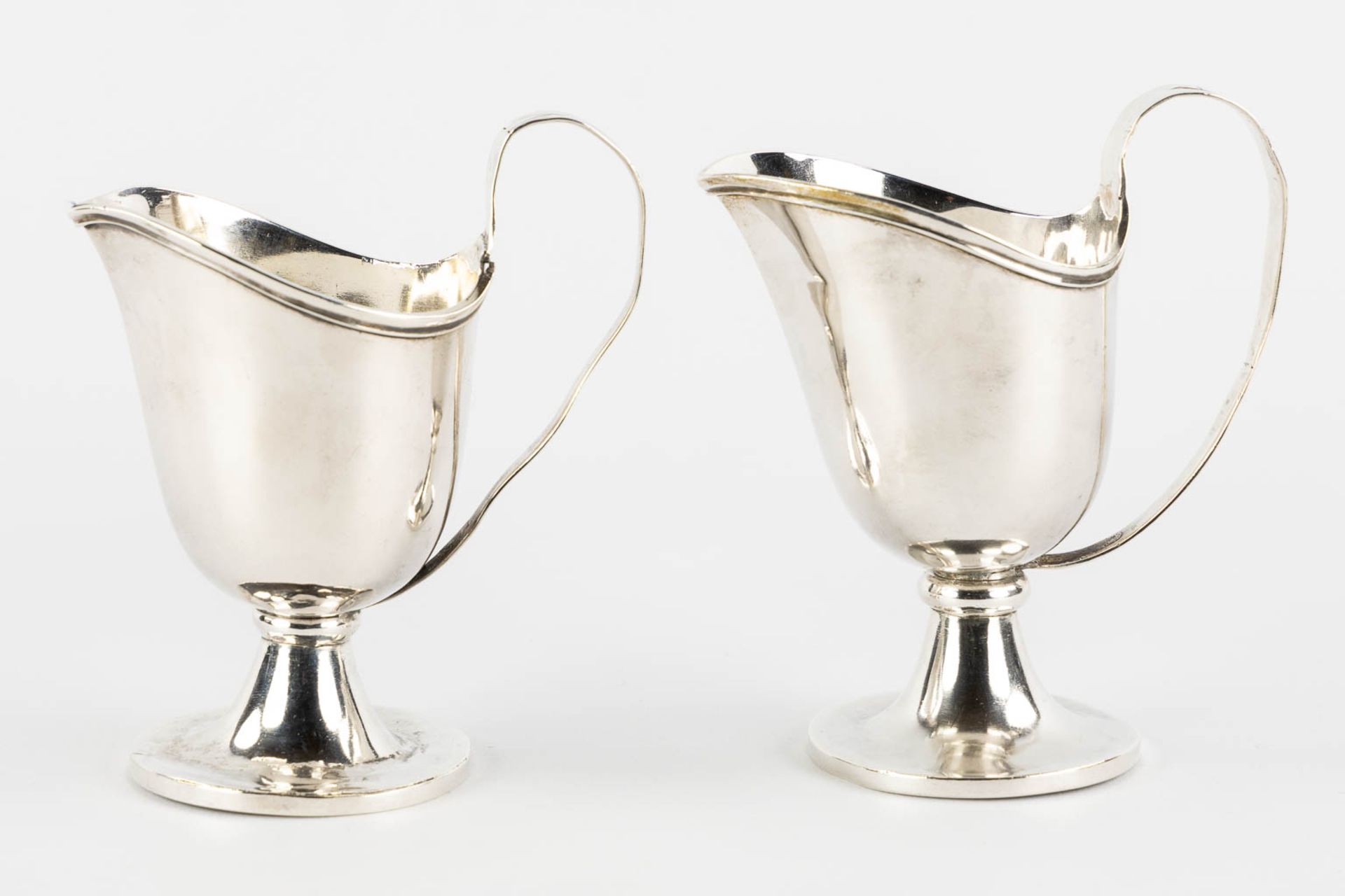 Philippus MYS 1759-1847) A pair of 'Water and Wine Cruets', Vino & Aqua, Silver, Bruges. 19th C. (L: - Bild 5 aus 11