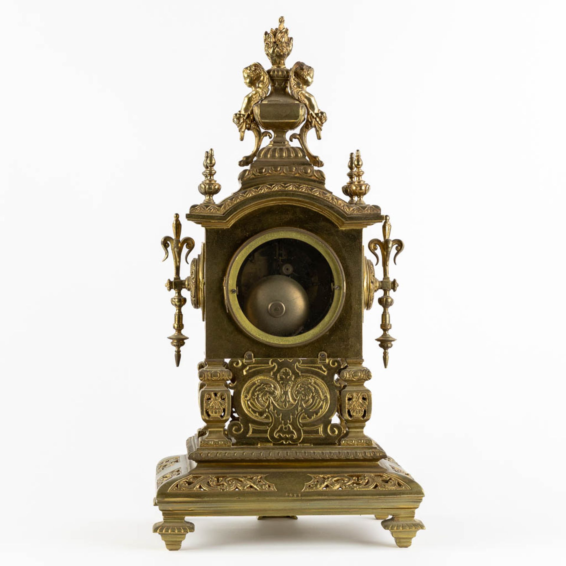 A mantle clock, bronze decorated with angels. Circa 1900. (L:21 x W:27 x H:54 cm) - Image 5 of 13