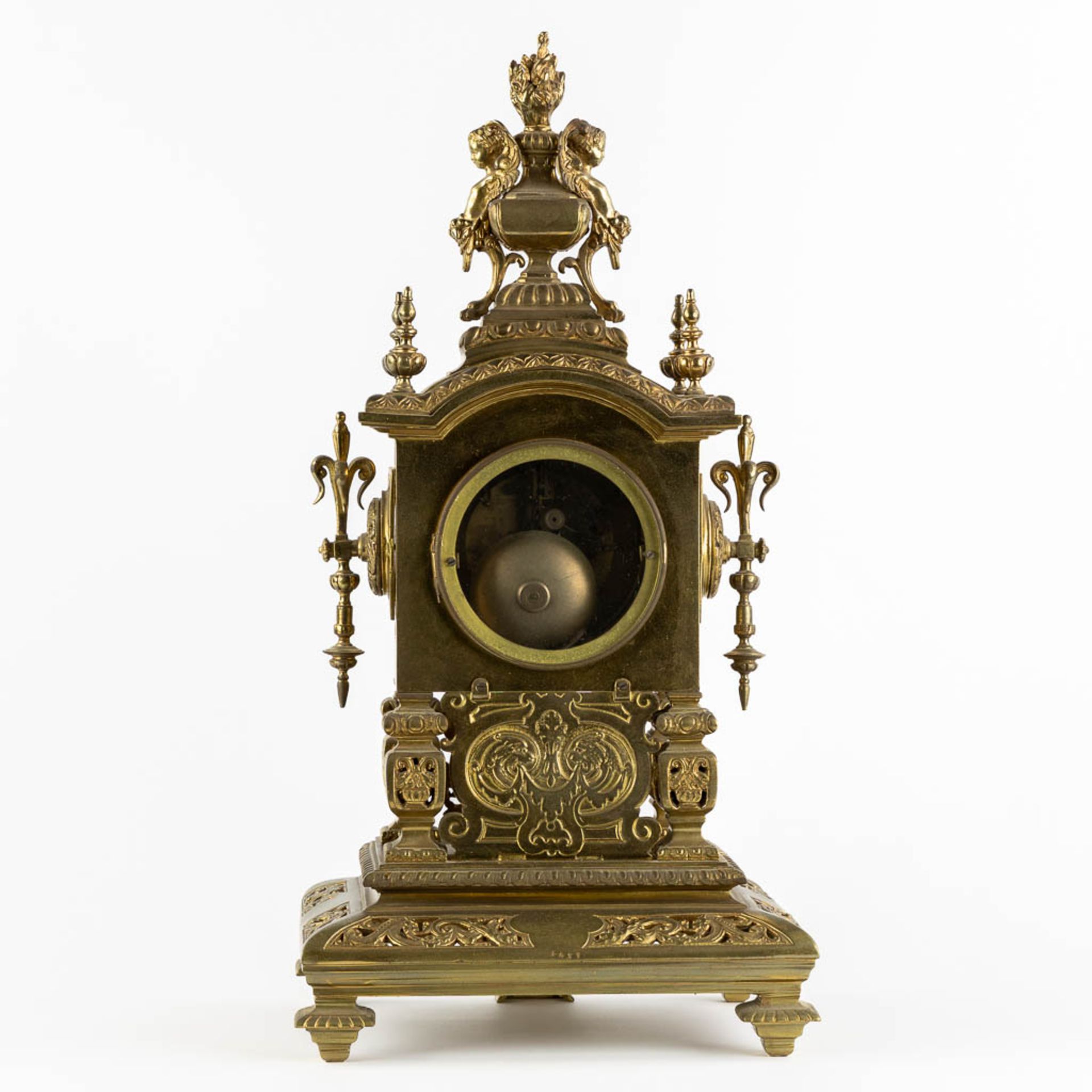 A mantle clock, bronze decorated with angels. Circa 1900. (L:21 x W:27 x H:54 cm) - Bild 5 aus 13