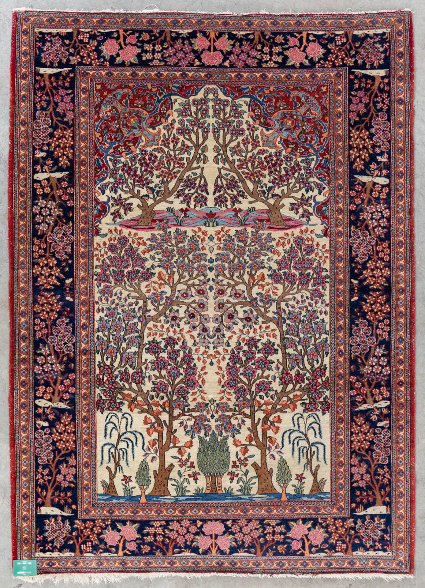 A Fine oriental hand-made and antique carpet, Isfahan. (L:204 x W:146 cm) - Bild 2 aus 8