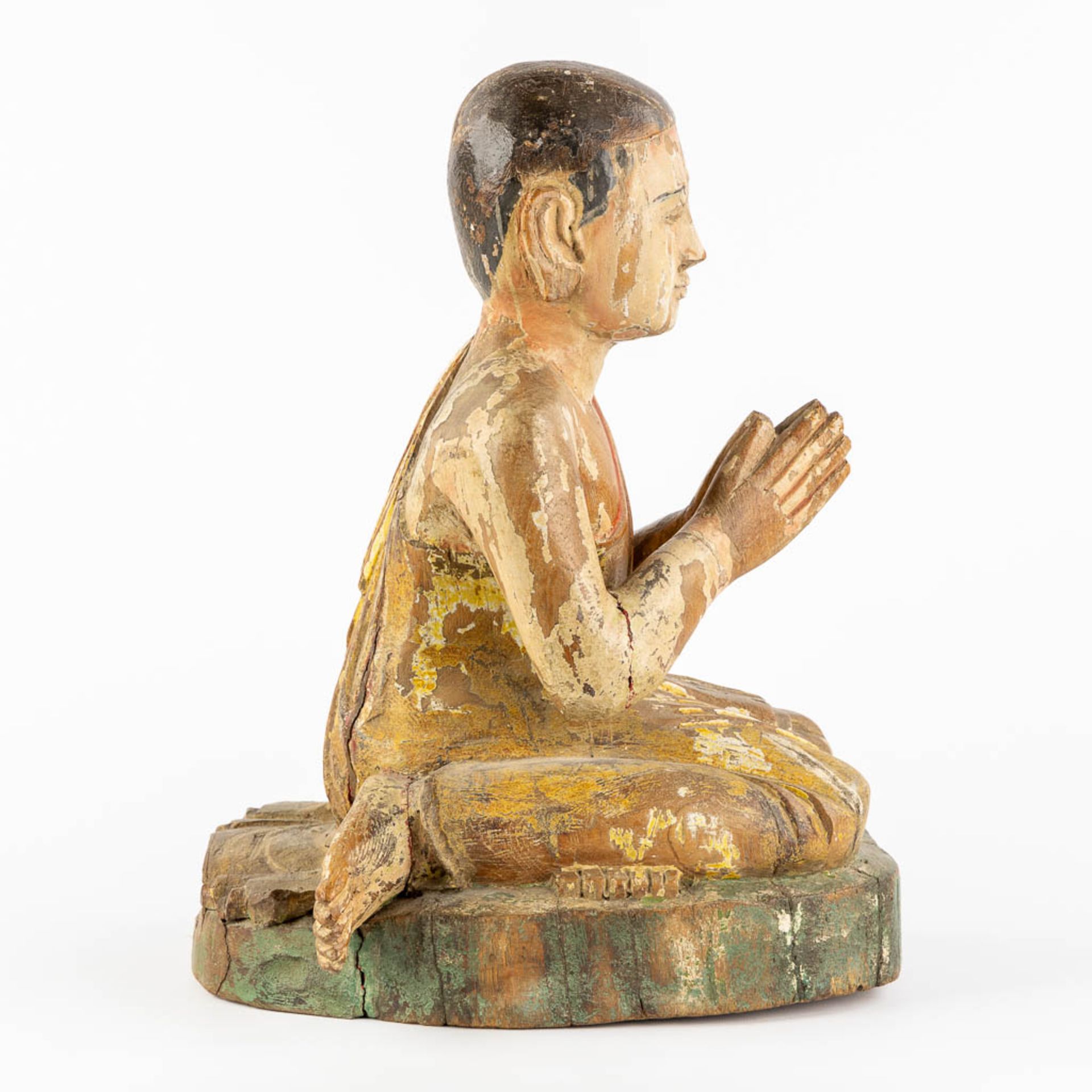 An antique wood-sculptured figurine of a monk. 18th/19th C. (L:36 x W:30 x H:47 cm) - Bild 6 aus 10