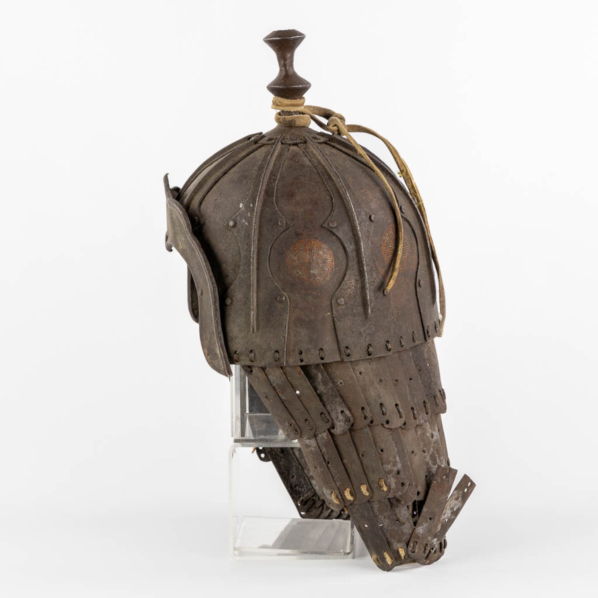 A Tibetan military helmet, iron and leather. 18th/19th C. (L:20 x W:24 x H:42 cm) - Image 4 of 11