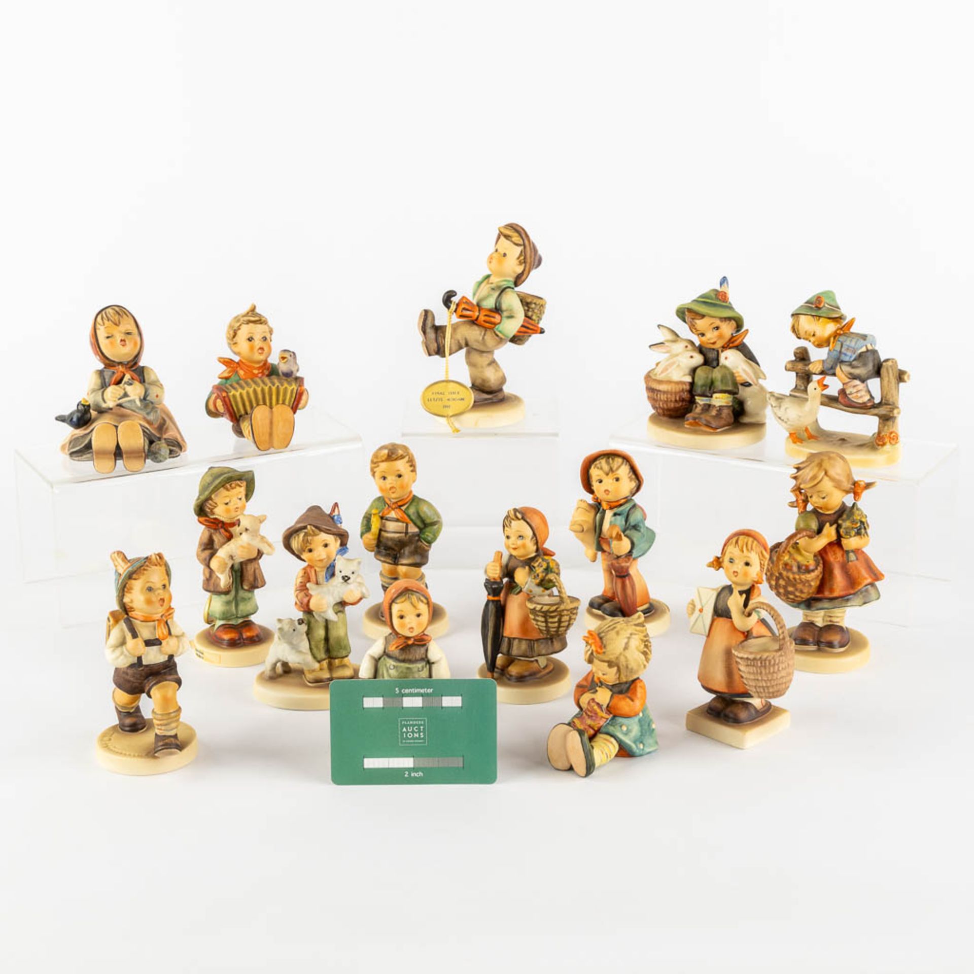 Hummel, 15 figurines, polychrome porcelain. (H:12,5 cm) - Bild 2 aus 8