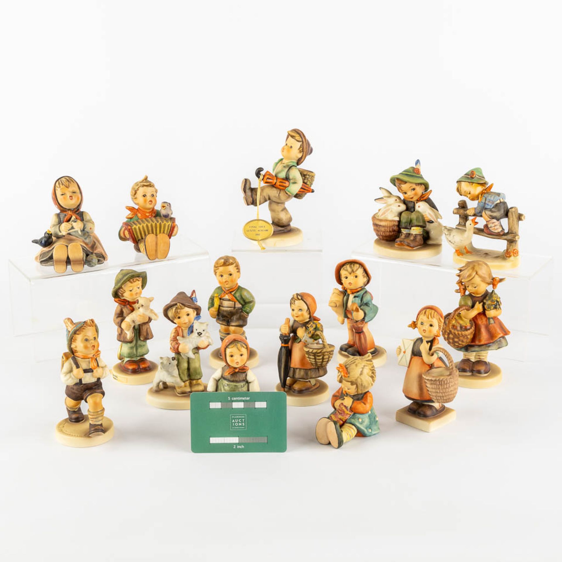 Hummel, 15 figurines, polychrome porcelain. (H:12,5 cm) - Image 2 of 8