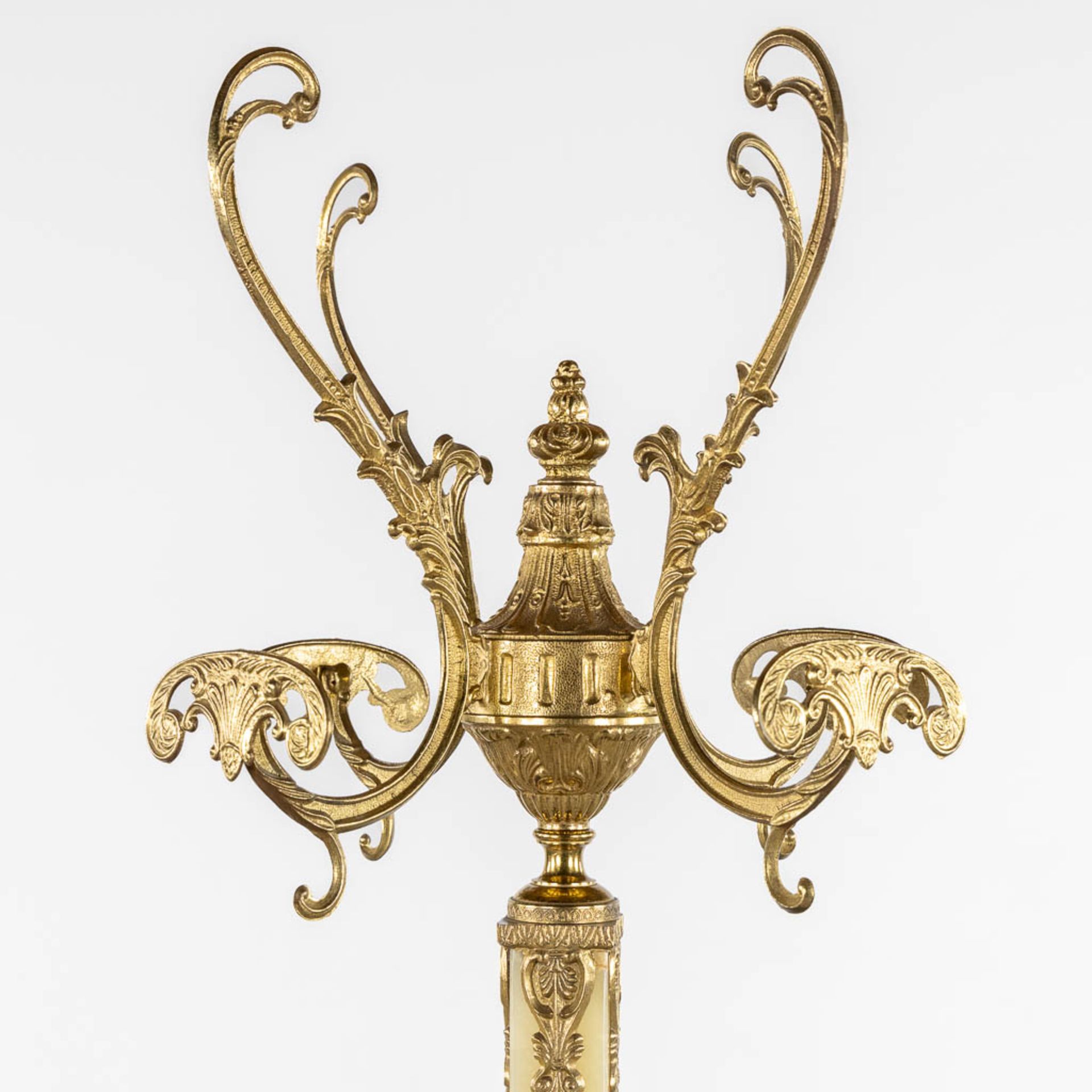 A coathanger, onyx and brass. Circa 1950. (L:40 x W:40 x H:180 cm) - Image 5 of 10