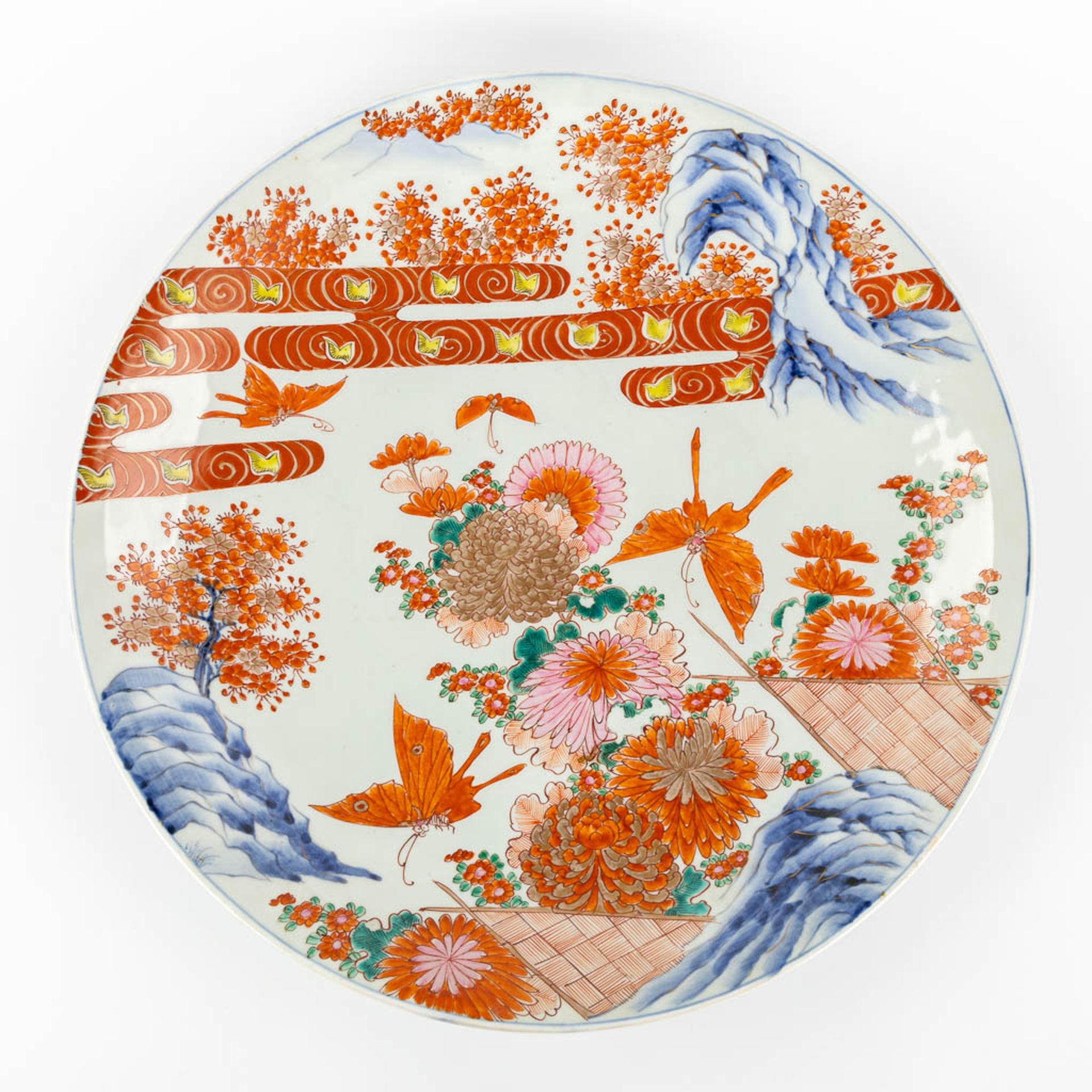 A large Japanese Imari bowl, decorated with butterflies and flowers. 19th C. (D:47 cm) - Image 7 of 11