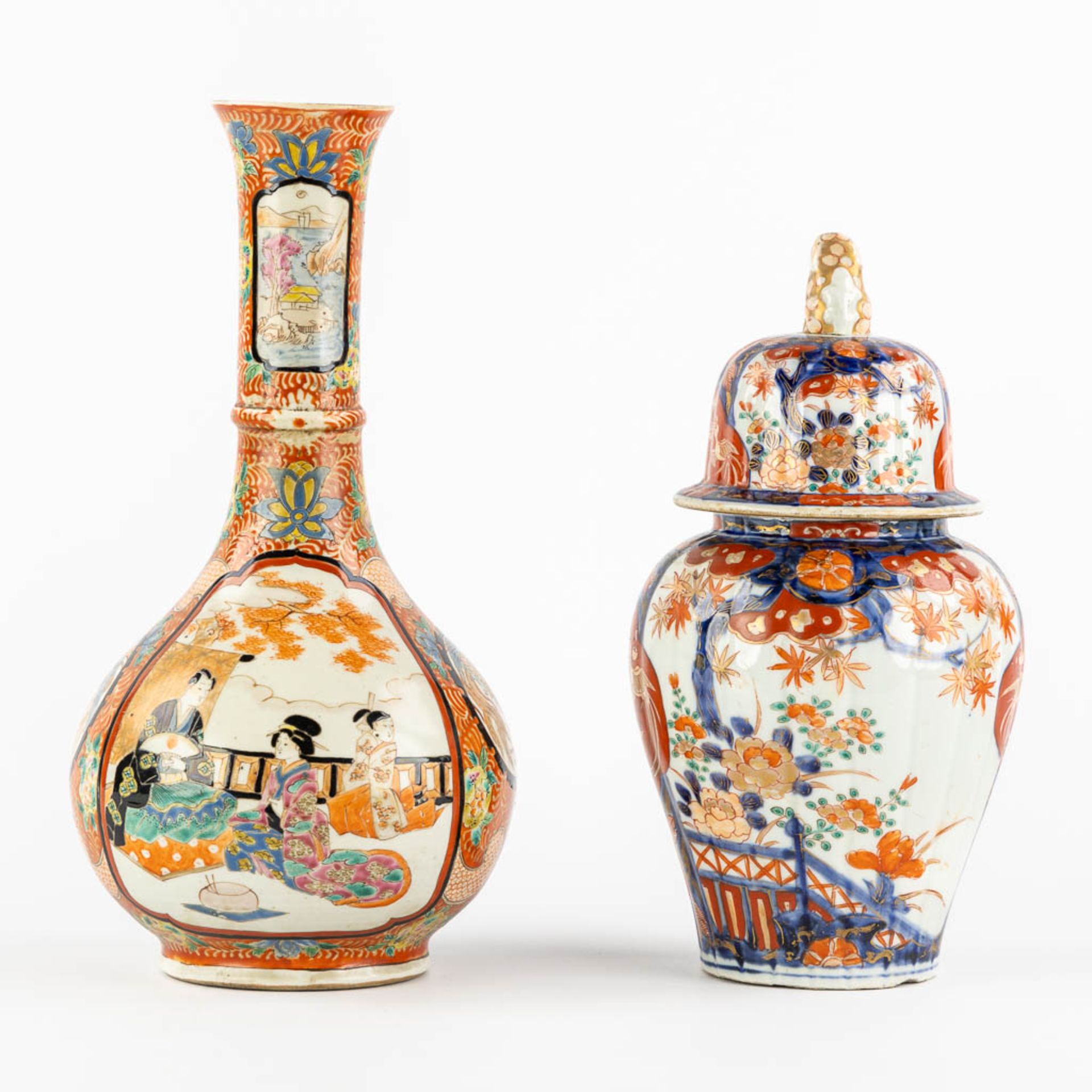 Four plates and two vases, Japan, Imari. 19th and 20th C. (H:34,5 x D:17 cm) - Bild 13 aus 19