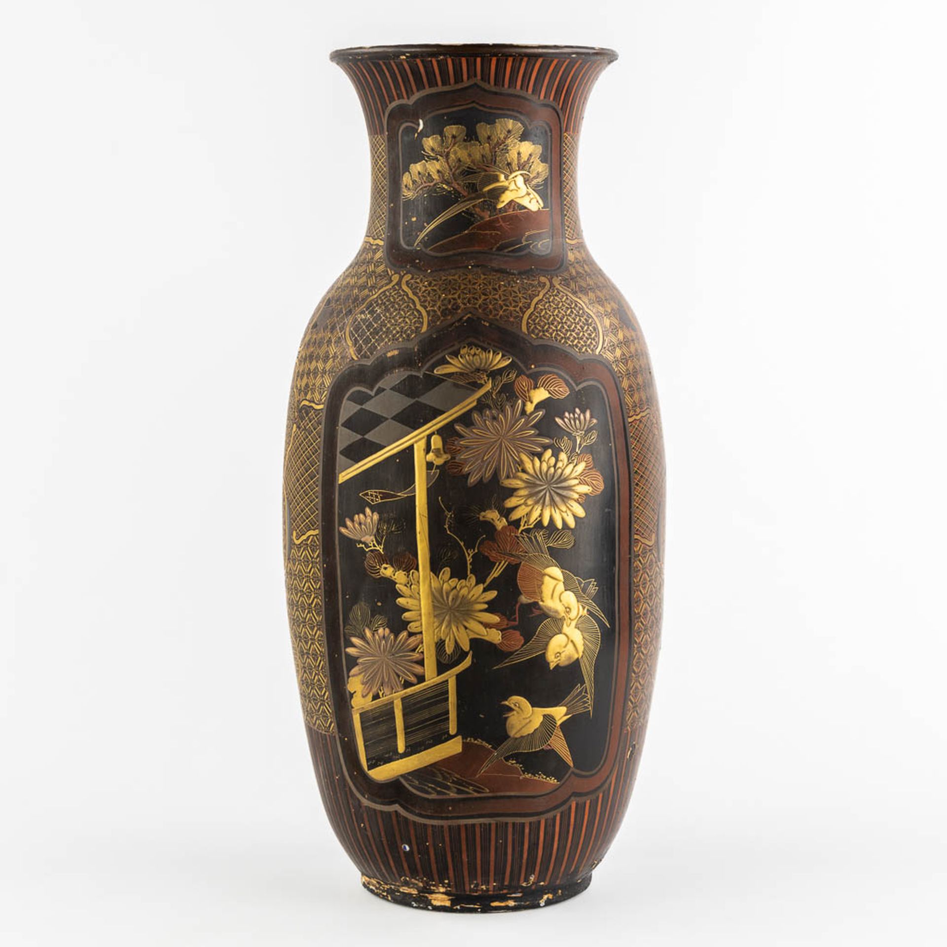 A Japanese porcelain vase, finished with red and gold lacquer. Meij period. (H:61 x D:27 cm) - Bild 5 aus 14