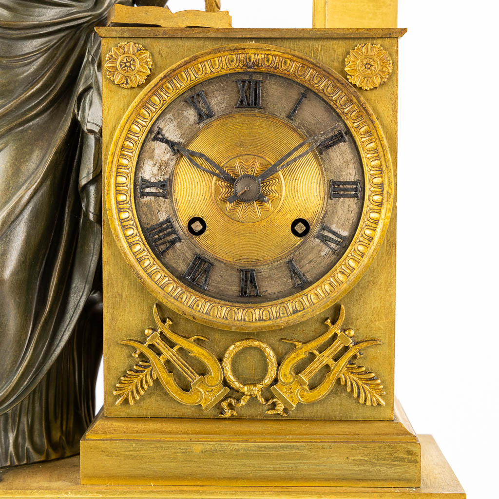 A mantle clock, gilt bronze, Empire. Circa 1800. (L:11,5 x W:26 x H:39,5 cm) - Image 7 of 10