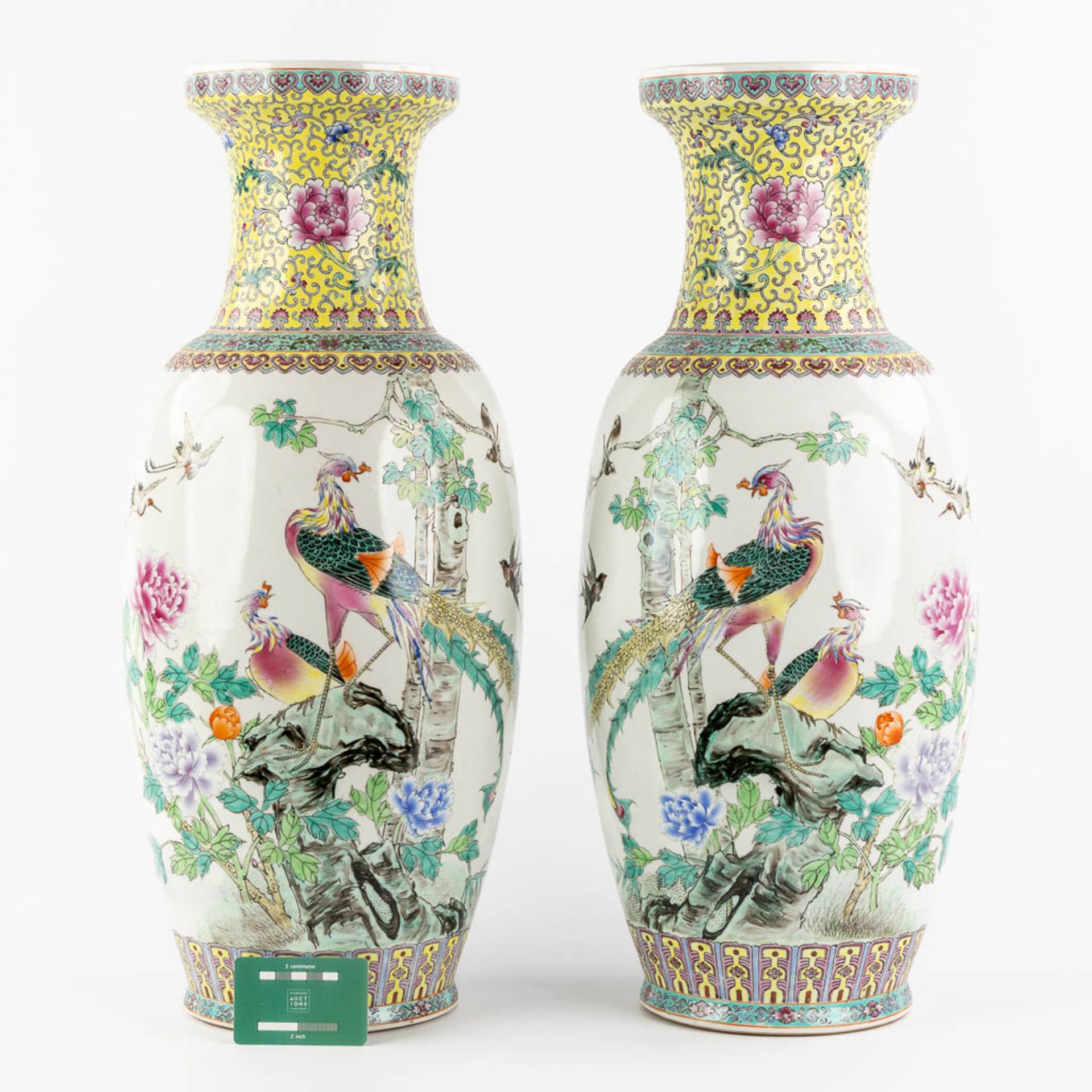A decorative pair of Chinese vases with a Phoenix decor, 20th C. (H:62 x D:26 cm) - Image 2 of 16