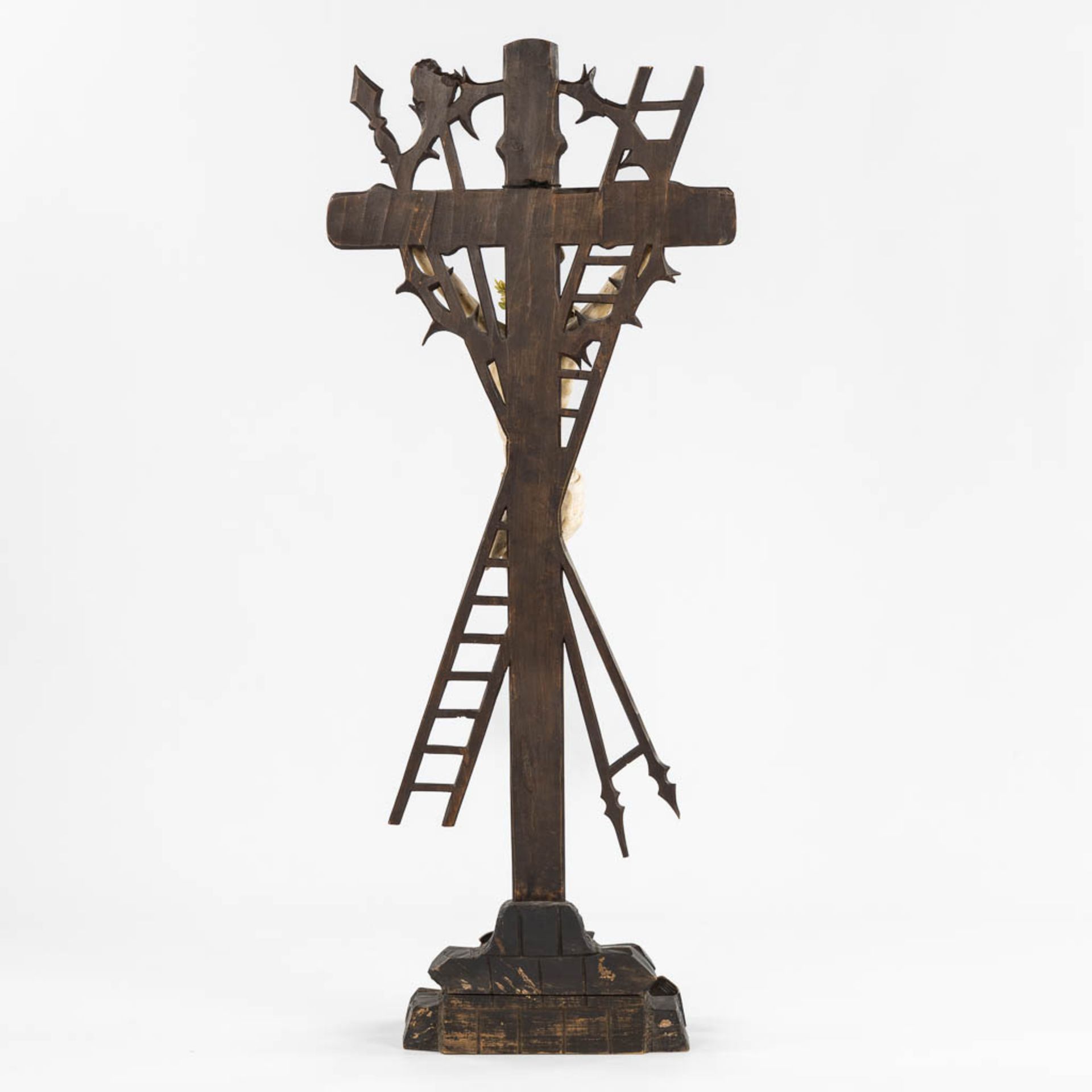 Three large crucifixes, sculptured wood and plaster. (W:46 x H:115 cm) - Bild 4 aus 9